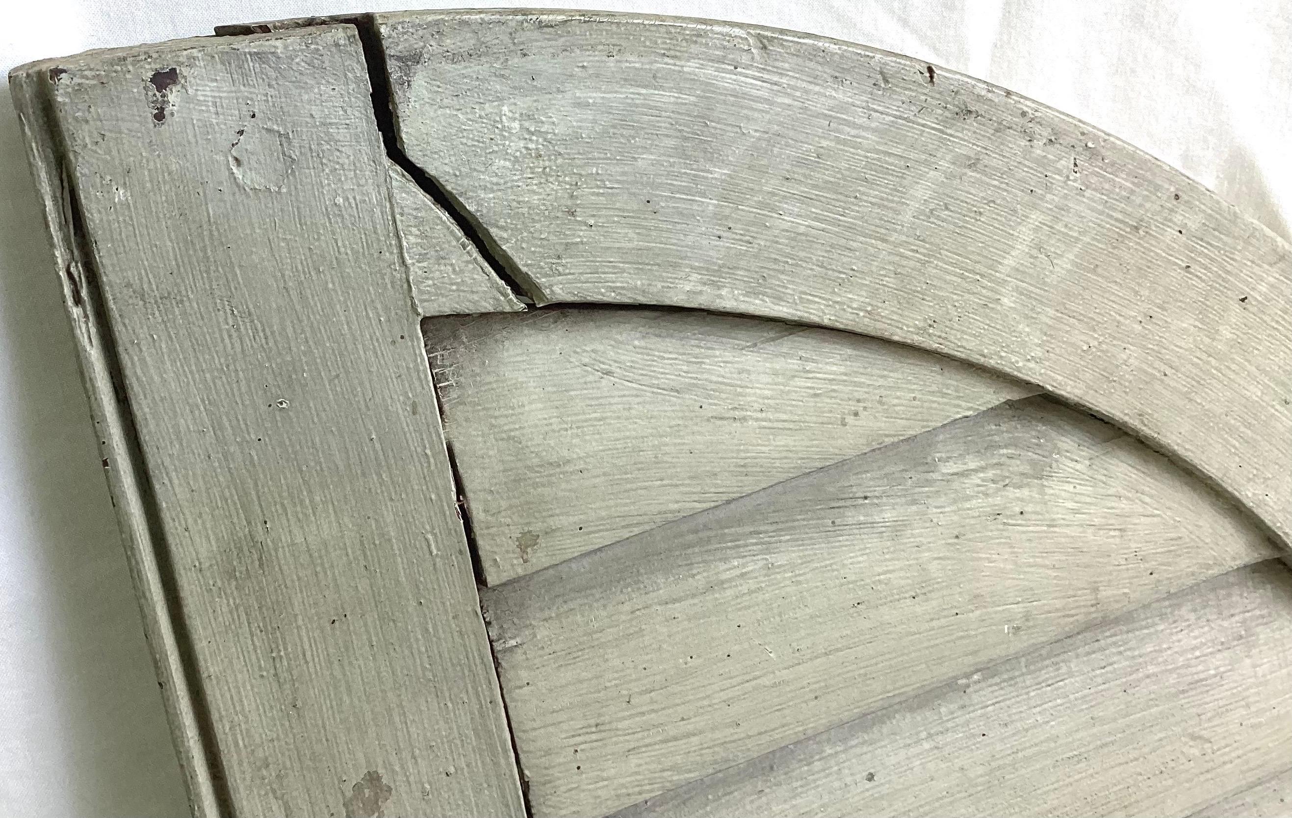 Bois Paire de volets anciens en bois cintrés