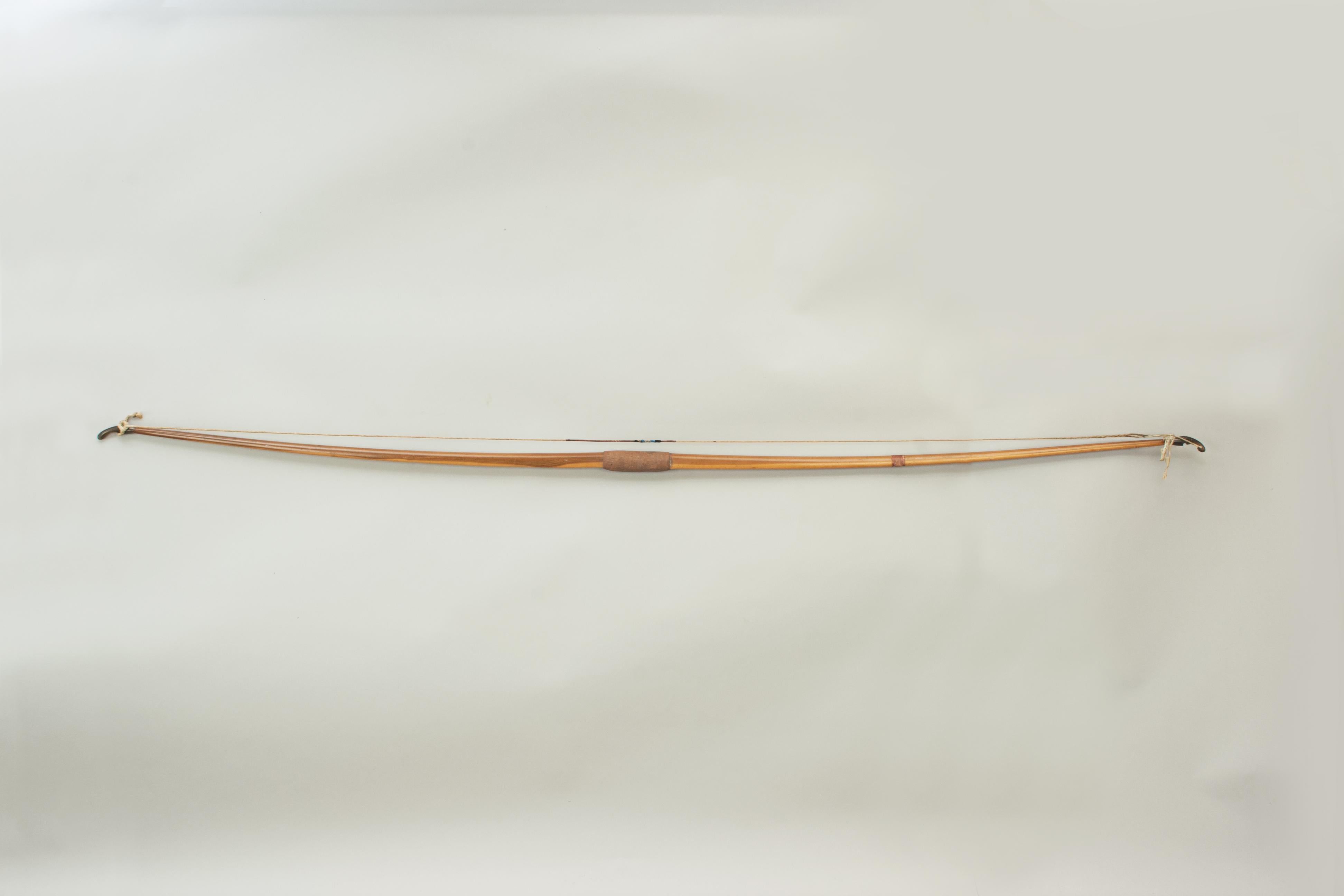 Vintage yew wood archery long bow by Thomas Aldred. A very good yew wood archery bow produced by the workshops of Thomas Aldred, London, which operated from 1846-1918. The bow is fitted with horn nocks and a rubber handle grip. Just above the grip