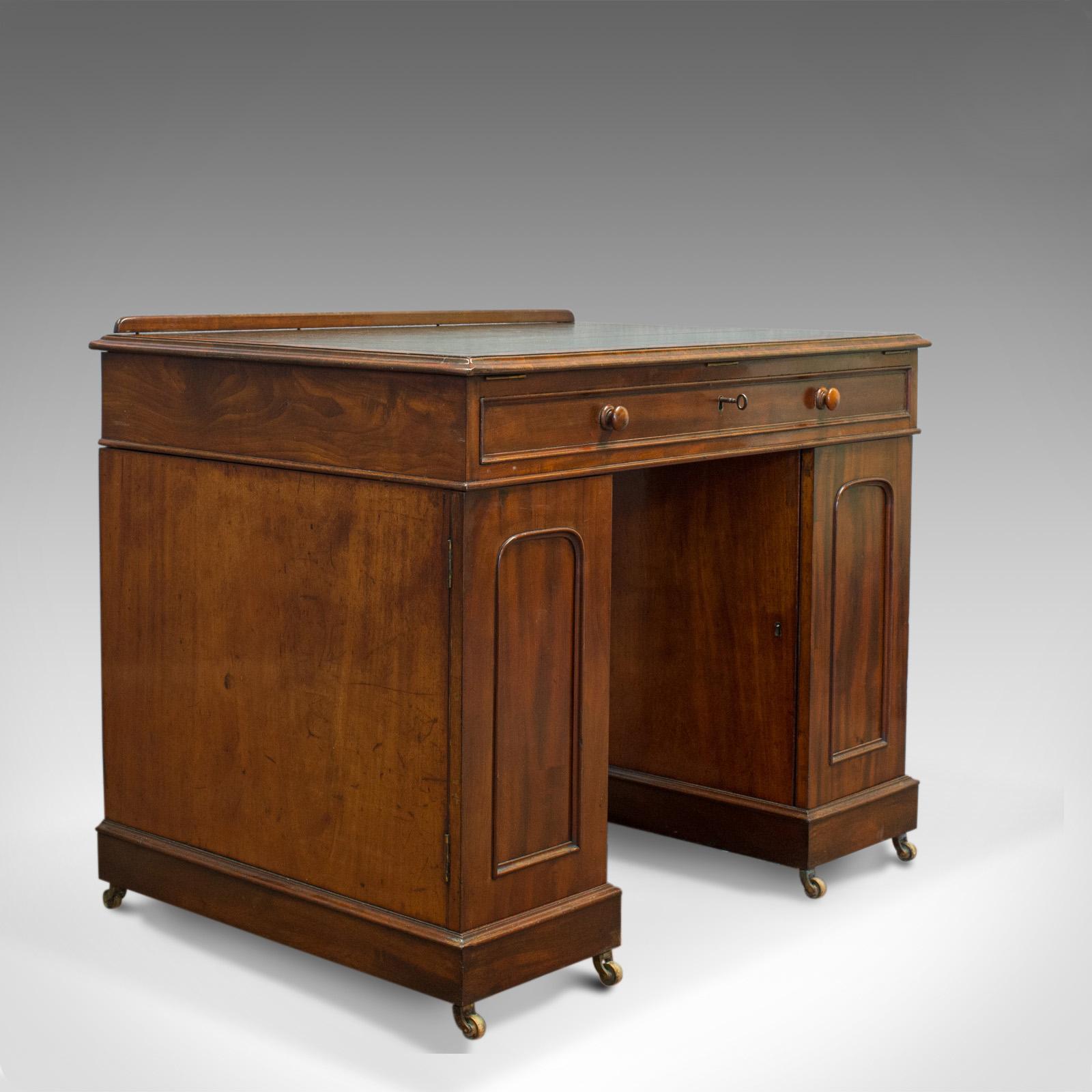 This is an antique architect's desk with adjustable top. English, Georgian, mahogany draughtsman's or cartographer's desk dating to the early 19th century, circa 1810.

A versatile and charming architect or cartographer's desk
Fashioned from rich