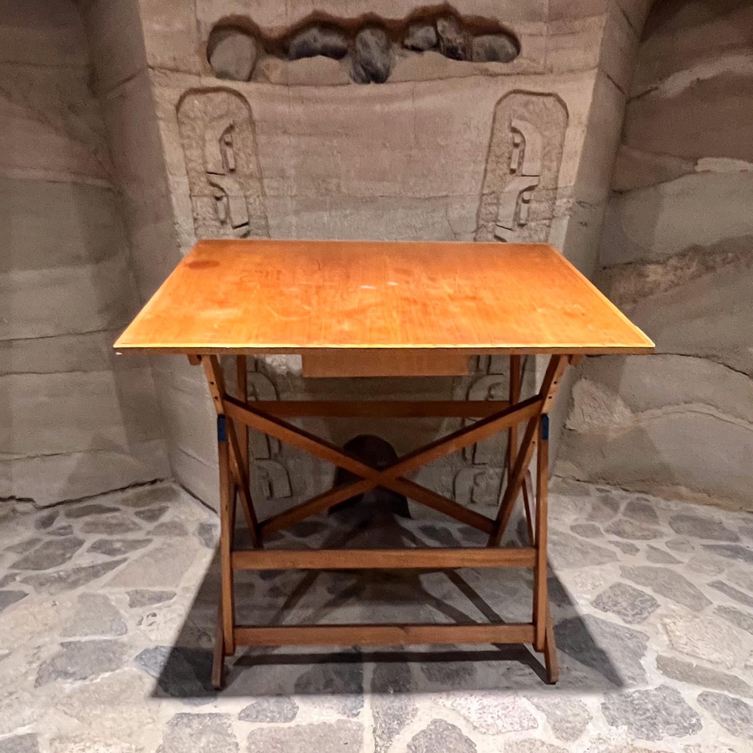 Mesa de dibujo de arquitecto vintage Keuffel & Esser Company
Sin marcar atribuido a la empresa alemana Keuffel Esser New York
Ajustable. Un cajón.
42,5 alto x 47,25 ancho x 35,5 fondo altura regulable
Mancha presente. Estado original de época sin