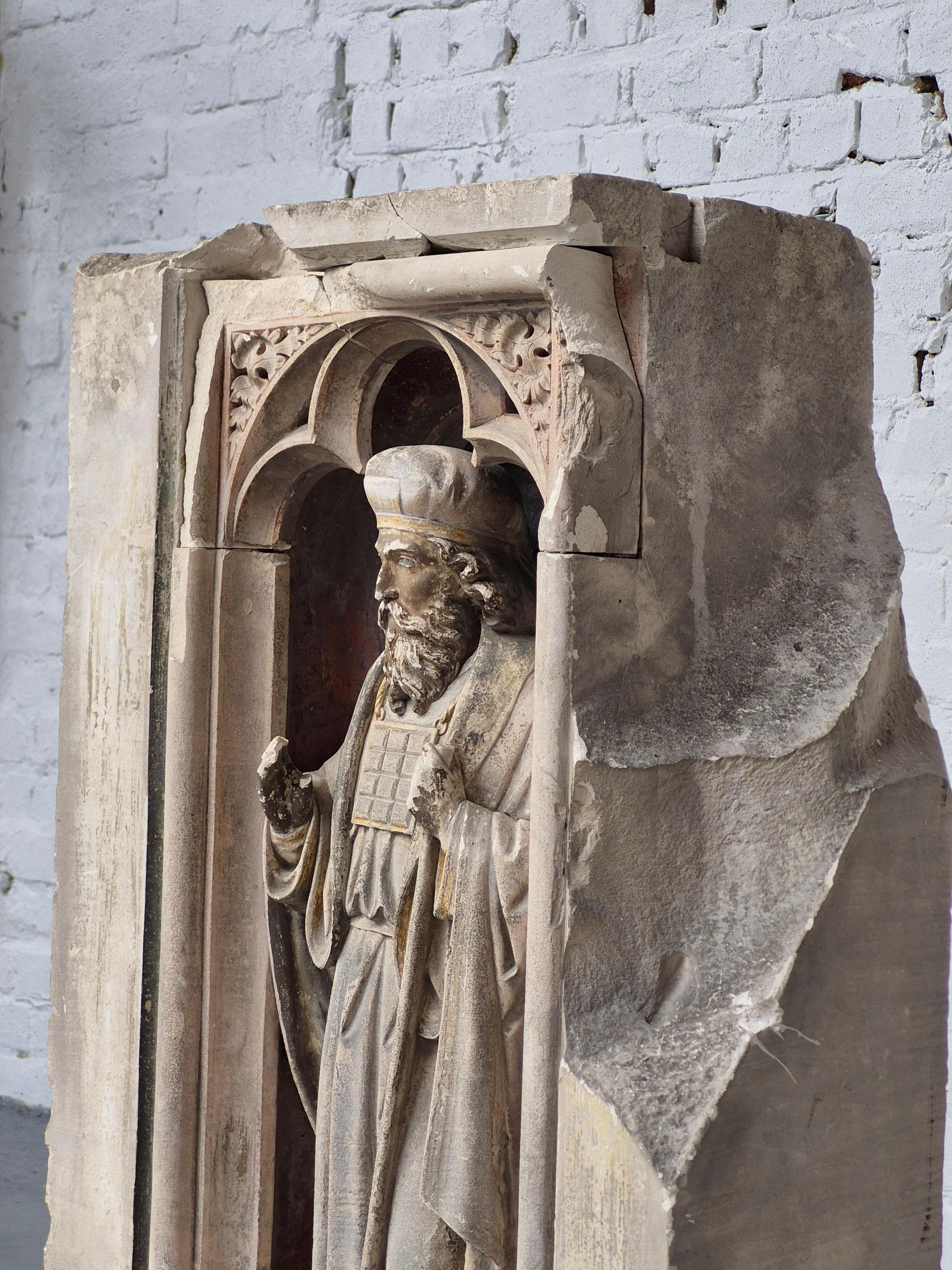 Alcôve architecturale en pierre calcaire du C.C. représentant Aaron, frère de Moïse. Avec des traces de polychromie et des éléments joliment altérés. Dans l'alcôve, on peut encore voir le ciel étoilé peint d'origine.