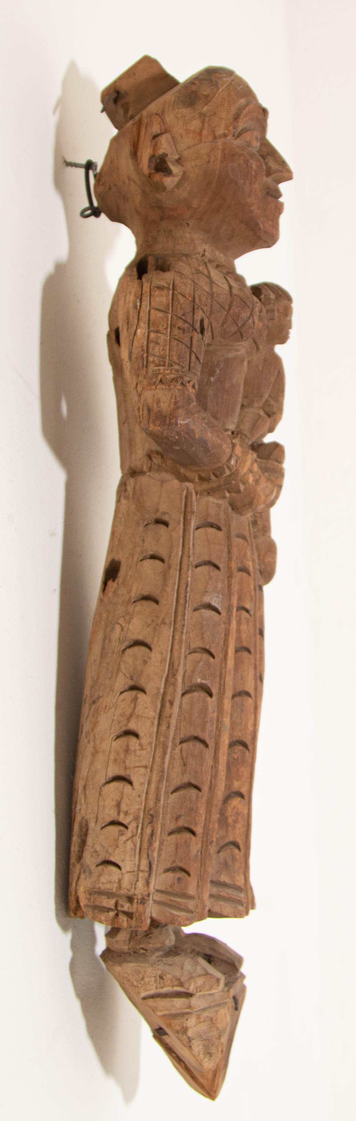 Antike architektonische handgeschnitzte Holztempelskulptur von Mutter und Kind aus Indien.
Handgeschnitzte indische Tempelschnitzerei Statue aus Gujarat, die Mutter und Kind darstellt.
Wahrscheinlich hält Yasodha Krishna. 
Eine indische