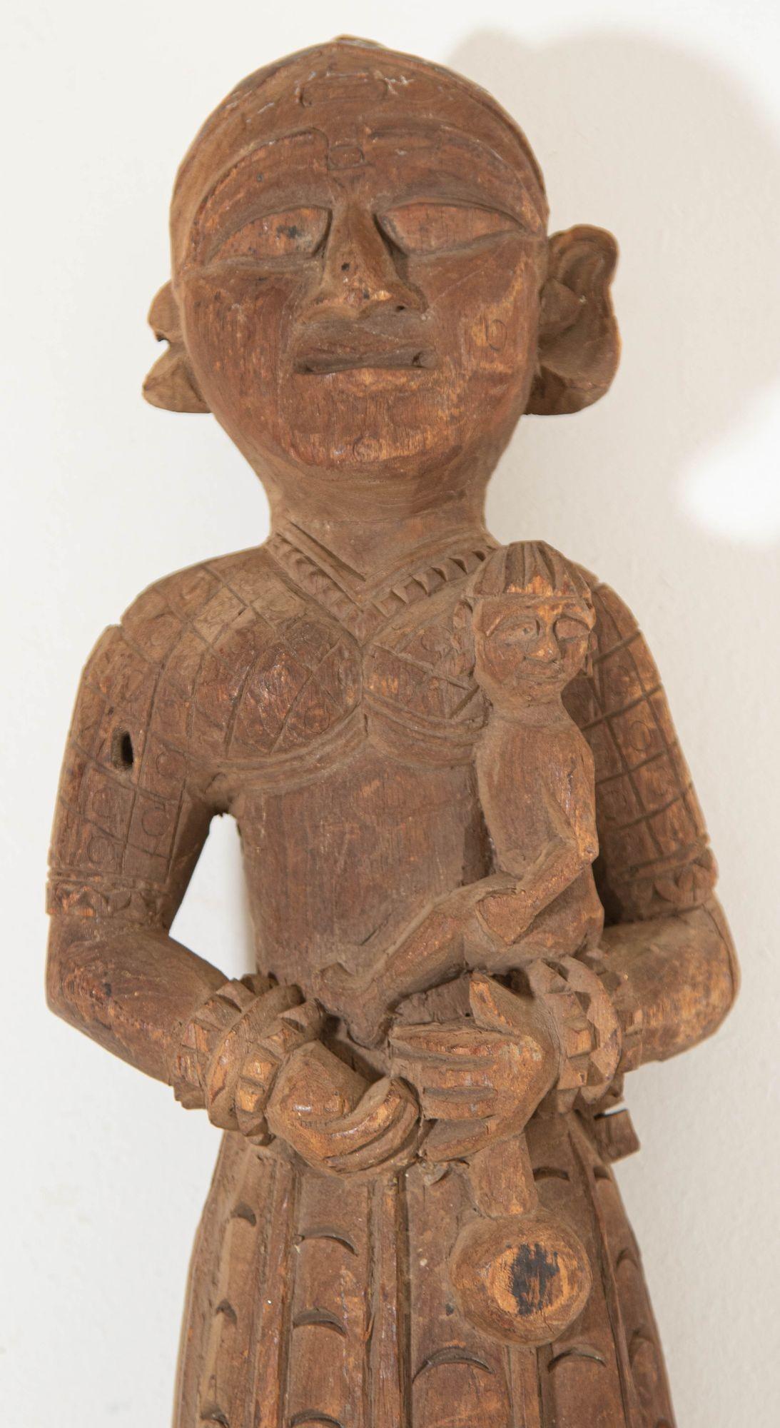 Antike architektonische indische geschnitzte Tempel-Skulptur von Mutter und Kind aus Holz (Volkskunst) im Angebot