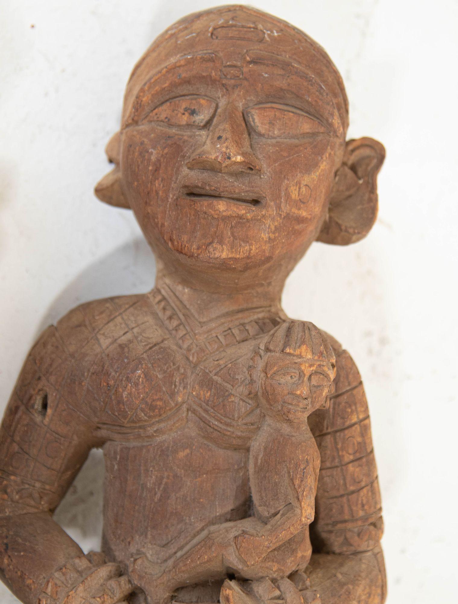 Antike architektonische indische geschnitzte Tempel-Skulptur von Mutter und Kind aus Holz (Indisch) im Angebot