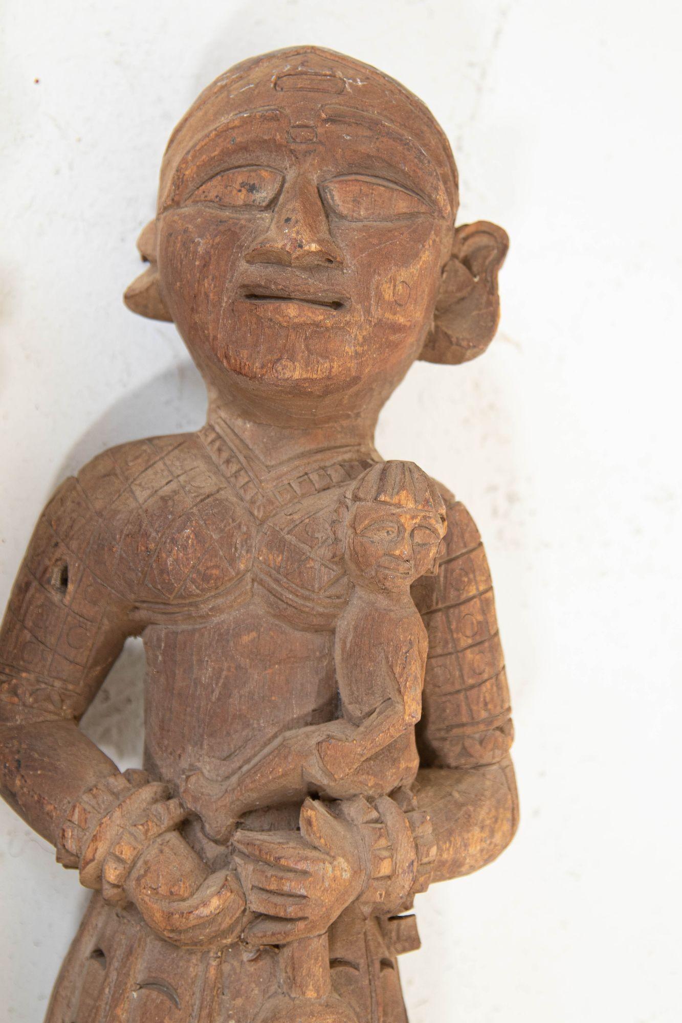 Antike architektonische indische geschnitzte Tempel-Skulptur von Mutter und Kind aus Holz (Handgeschnitzt) im Angebot