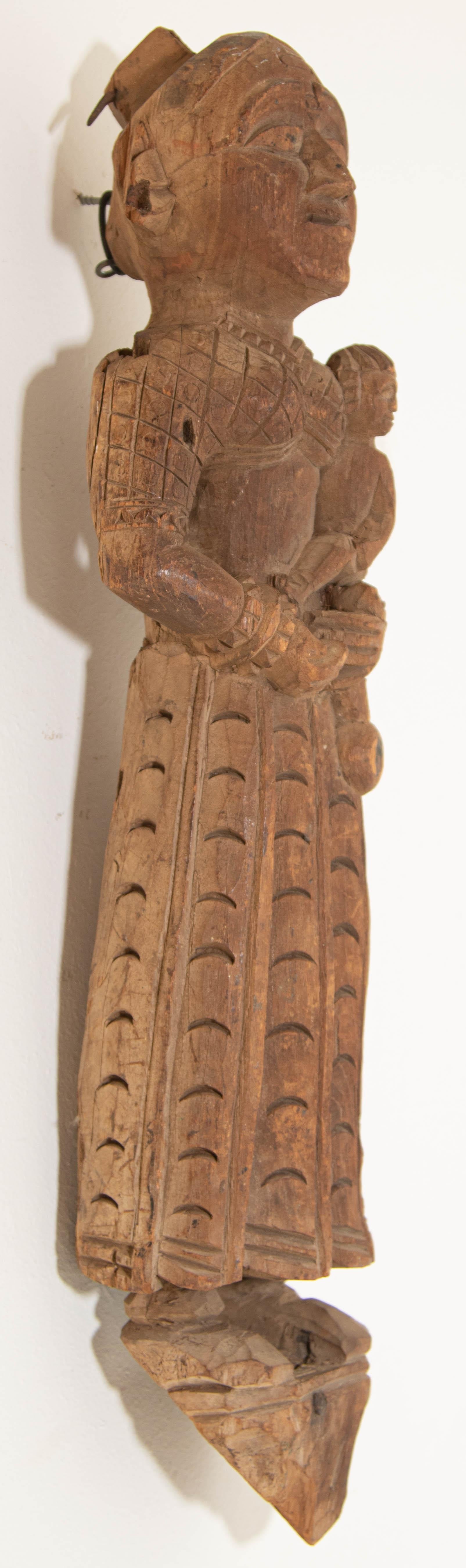 Antike architektonische indische geschnitzte Tempel-Skulptur von Mutter und Kind aus Holz im Zustand „Starke Gebrauchsspuren“ im Angebot in North Hollywood, CA