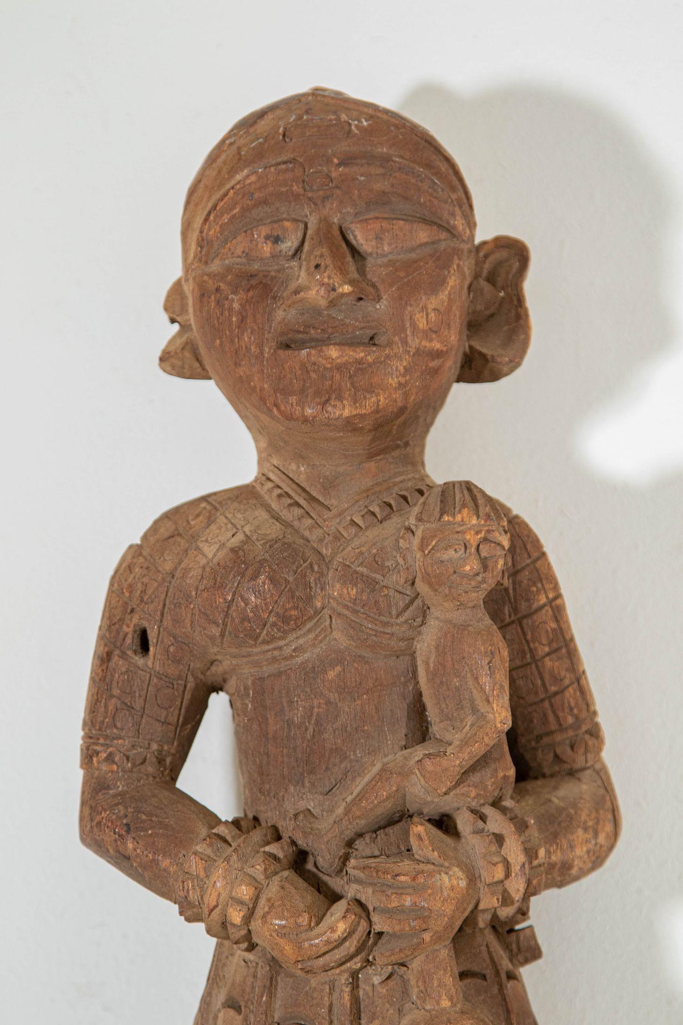 Antike architektonische indische geschnitzte Tempel-Skulptur von Mutter und Kind aus Holz (19. Jahrhundert) im Angebot