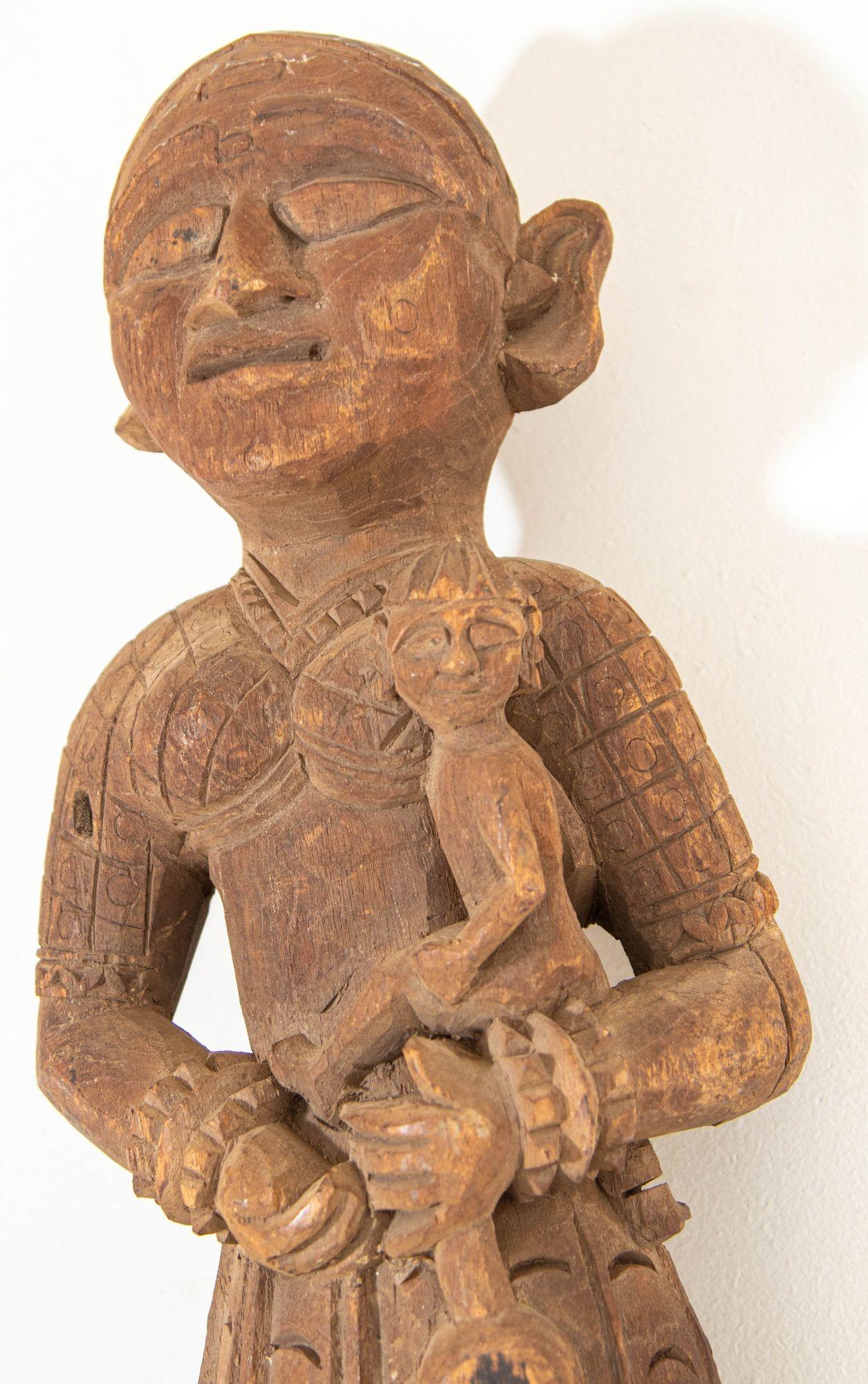 Antike architektonische indische geschnitzte Tempel-Skulptur von Mutter und Kind aus Holz im Angebot 2