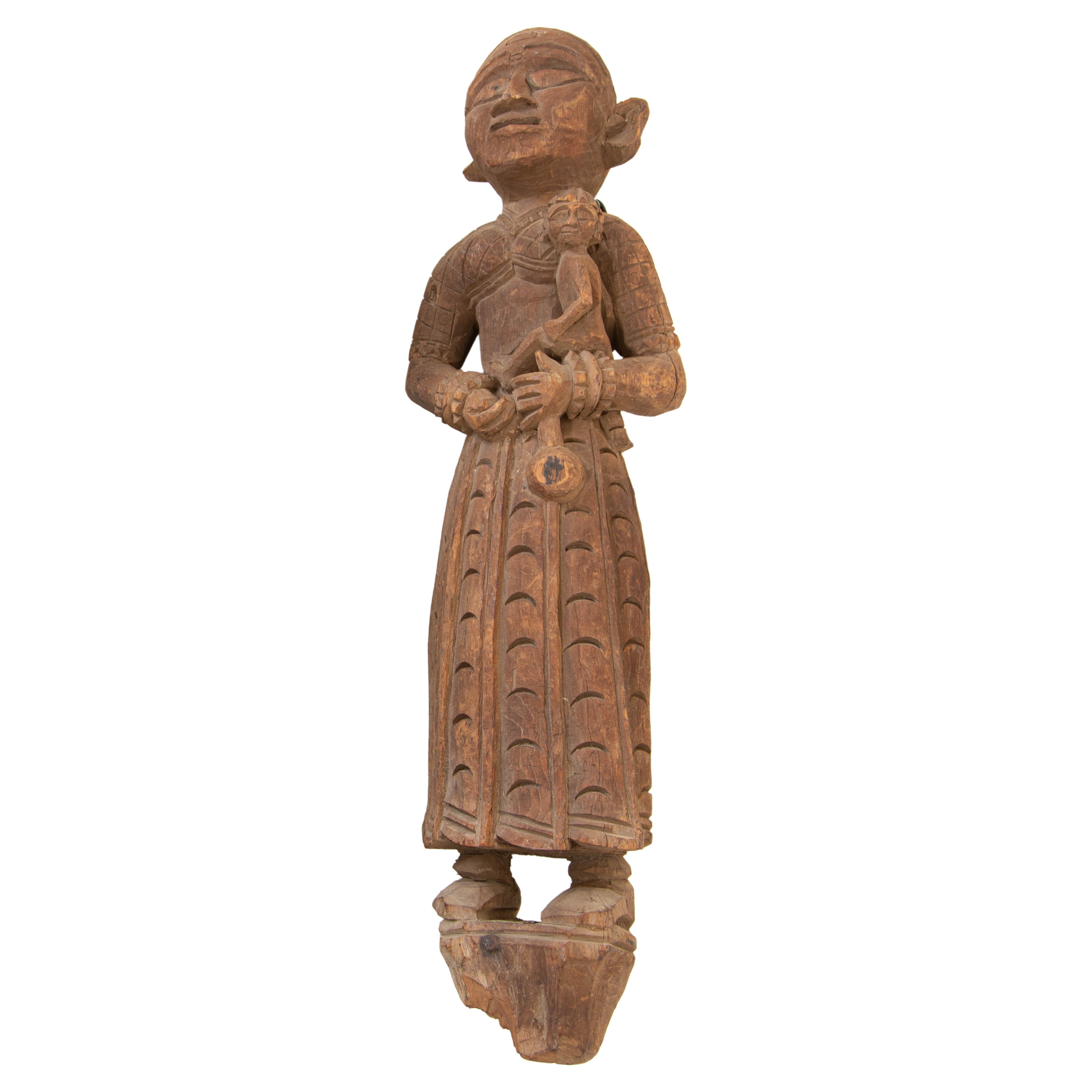 Ancienne sculpture architecturale indienne de temple en bois sculpté représentant une mère et son enfant