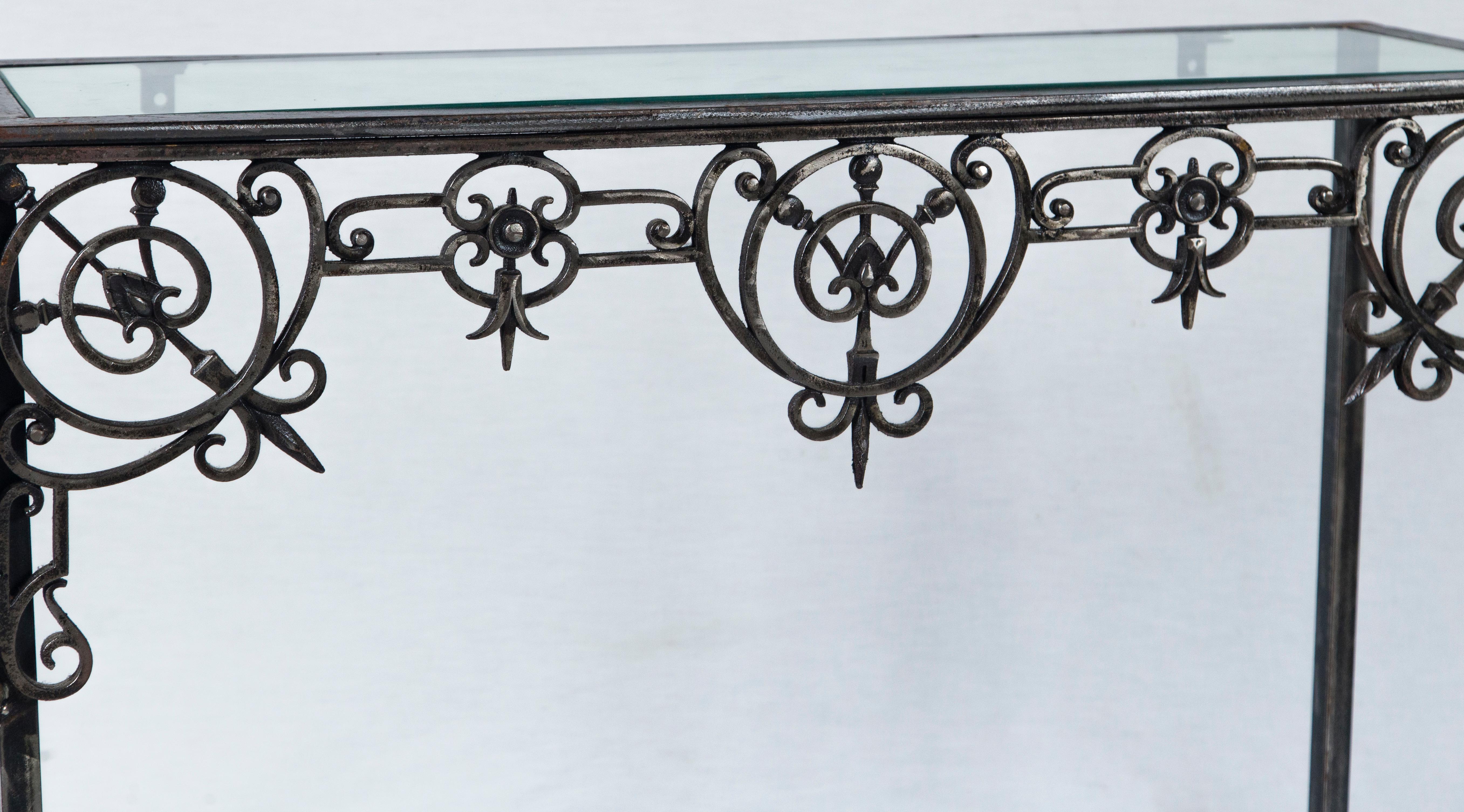 Table console ancienne en fer architectural, France. La table a été conçue autour d'une pièce d'ornement architectural complexe datant de la fin du XIXe siècle. Étagères supérieures et inférieures en verre.