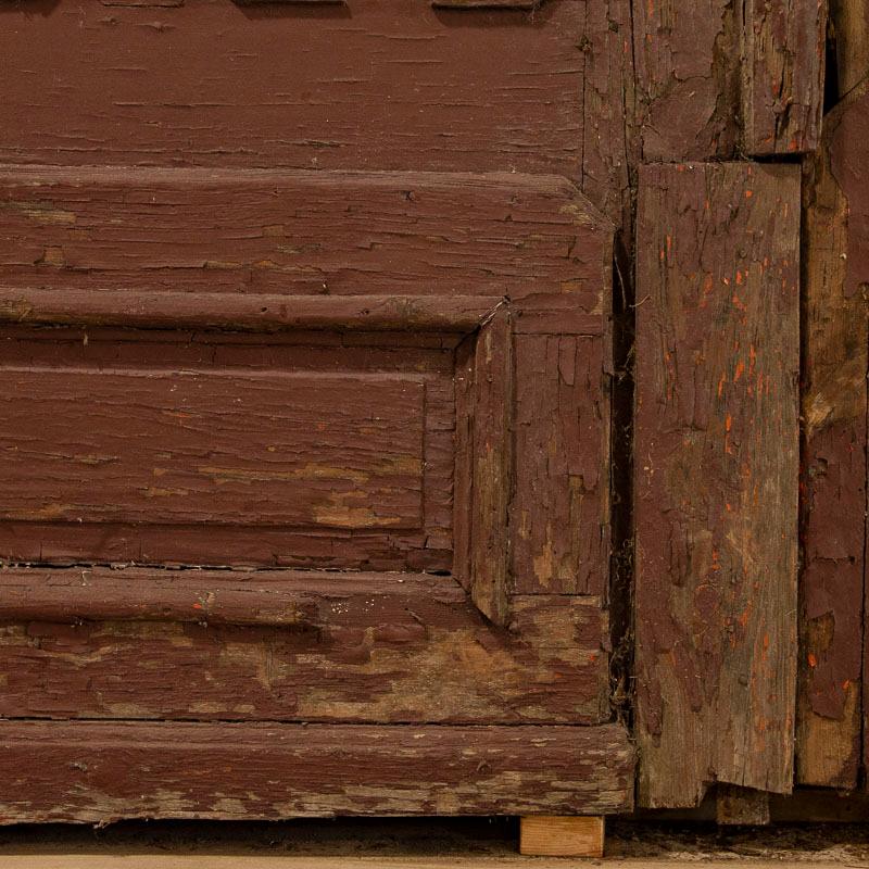 Antike, große, originale, rot bemalte, stark getäfelte architektonische Türen im Zustand „Gut“ im Angebot in Round Top, TX