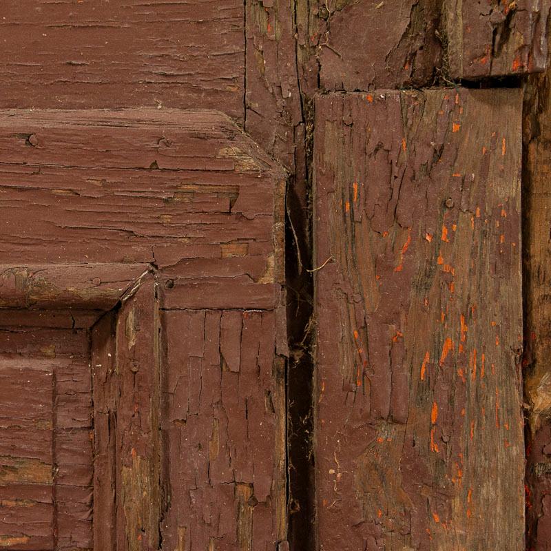 Antike, große, originale, rot bemalte, stark getäfelte architektonische Türen im Angebot 1