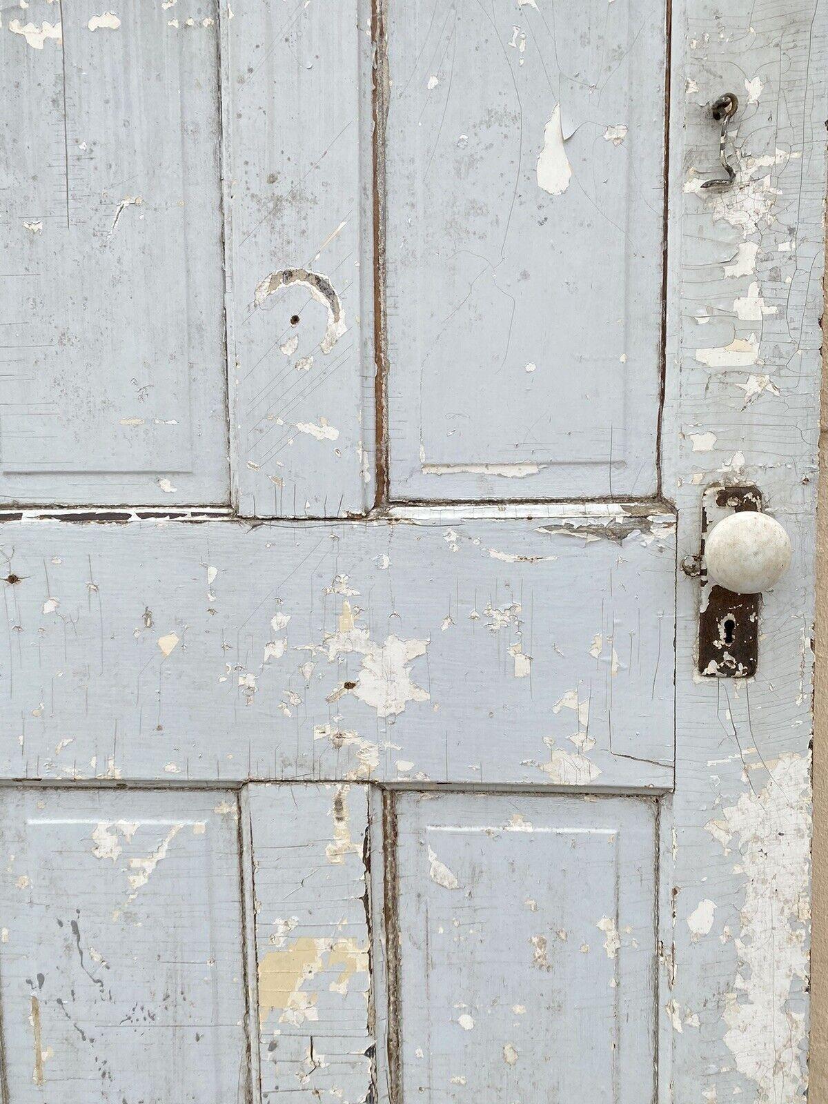Ancienne porte d'intérieur en bois peinte à l'ancienne, grise et blanche. Circa Early 1900s. Dimensions : 76