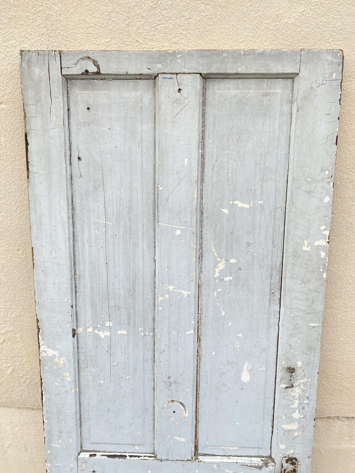 Country Porte intérieure d'antiquités architecturale de récupération grise et blanche peinte en vieillissement en vente