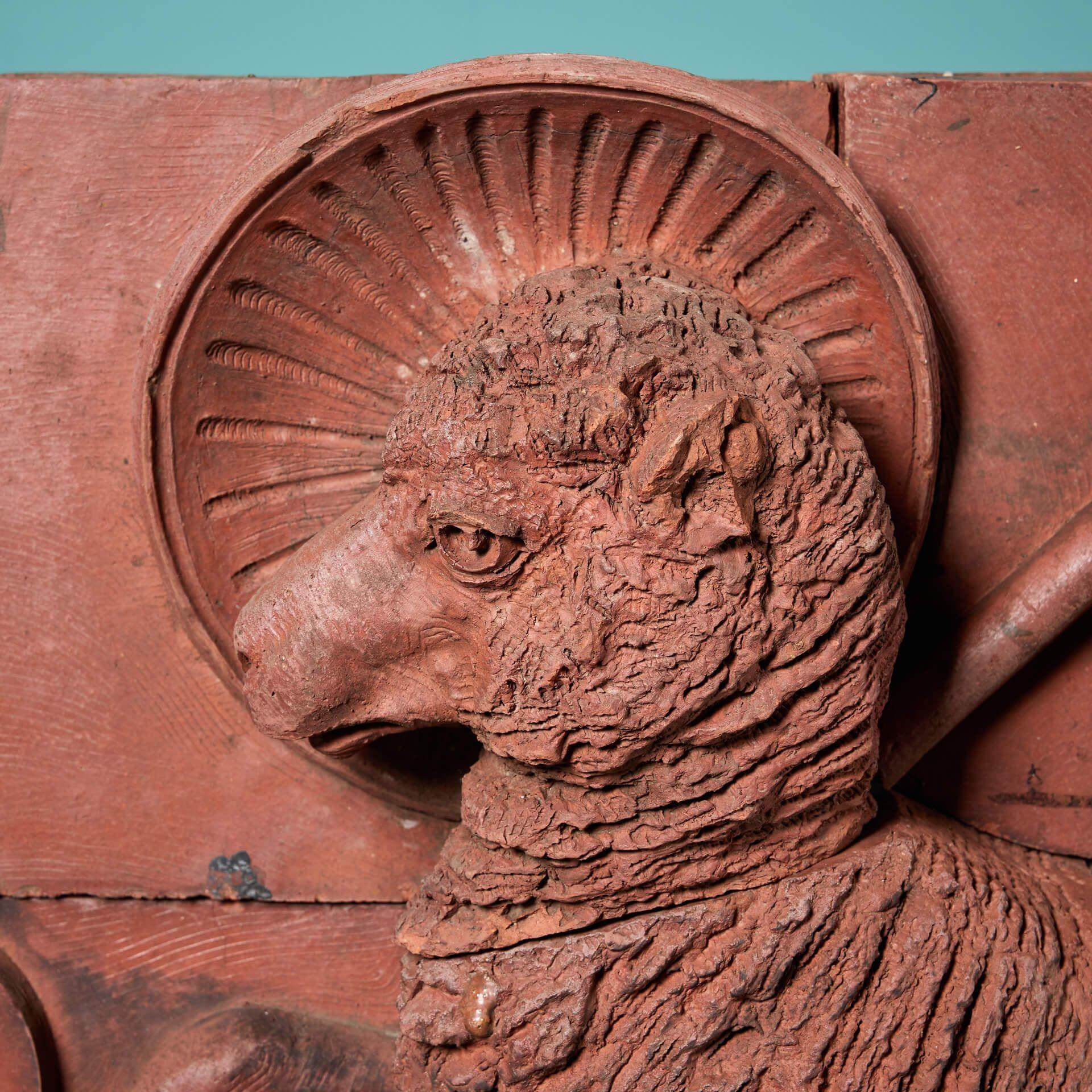 Vittoriano Antico pannello architettonico con stemma in terracotta in vendita