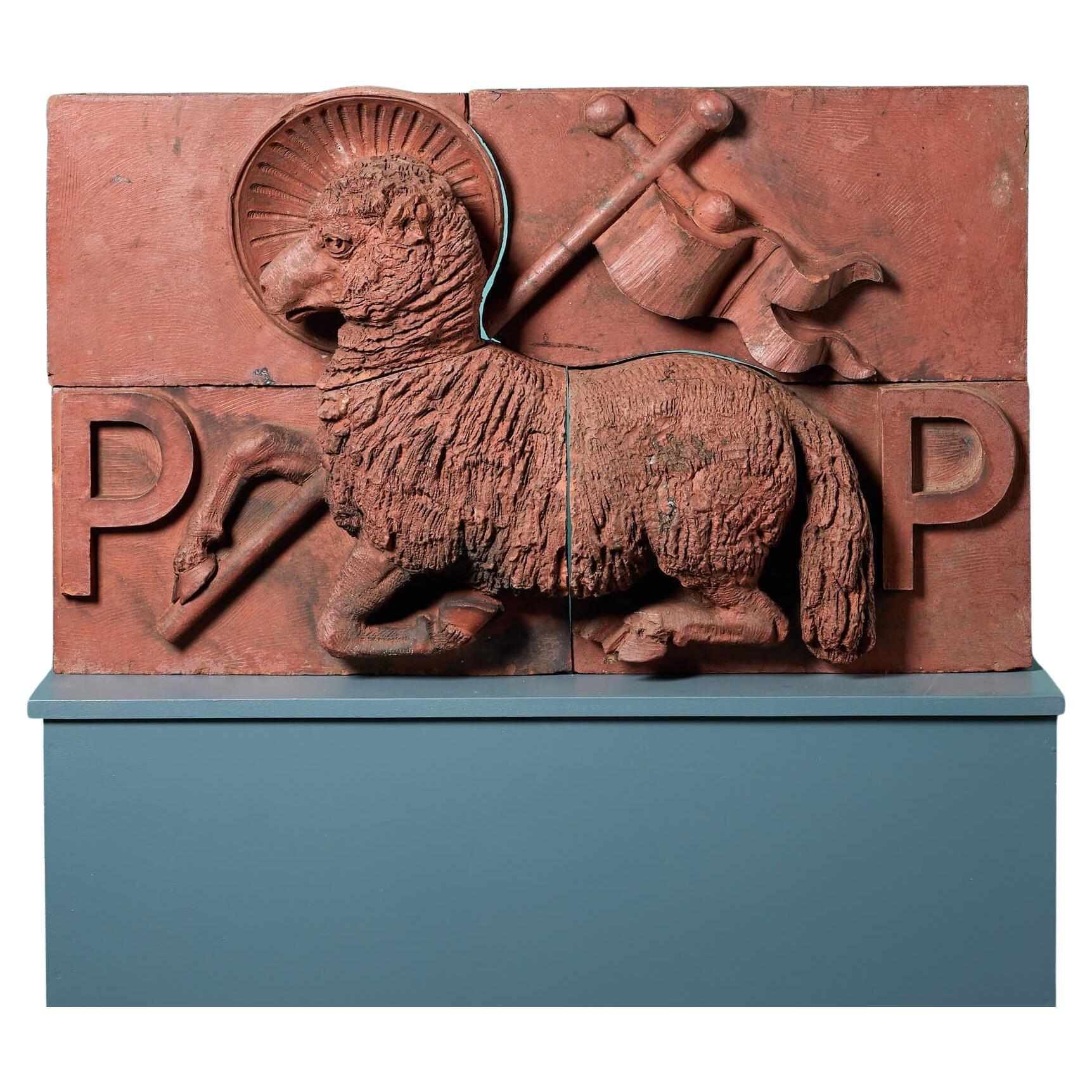 Antico pannello architettonico con stemma in terracotta in vendita