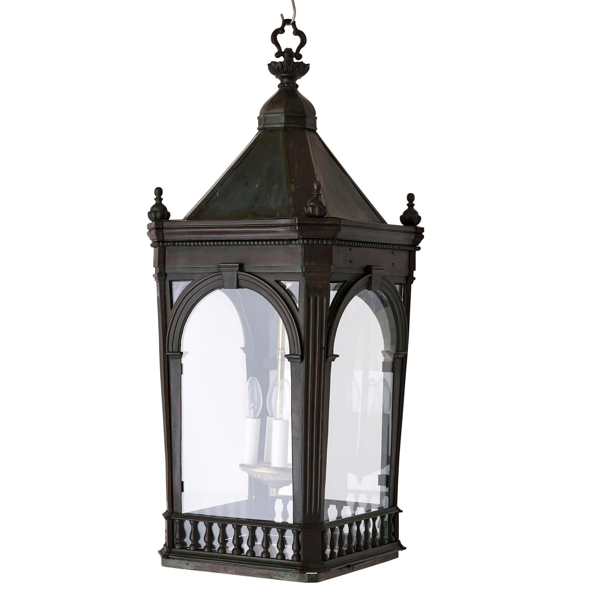 Lanterne à quatre lumières en laiton d'époque victorienne et d'architecture ancienne
Anglais, fin du 19e siècle
Dimensions : Hauteur 94 cm, largeur 39 cm, profondeur 39 cm

Finement réalisée en laiton patiné et en verre, cette lanterne à quatre