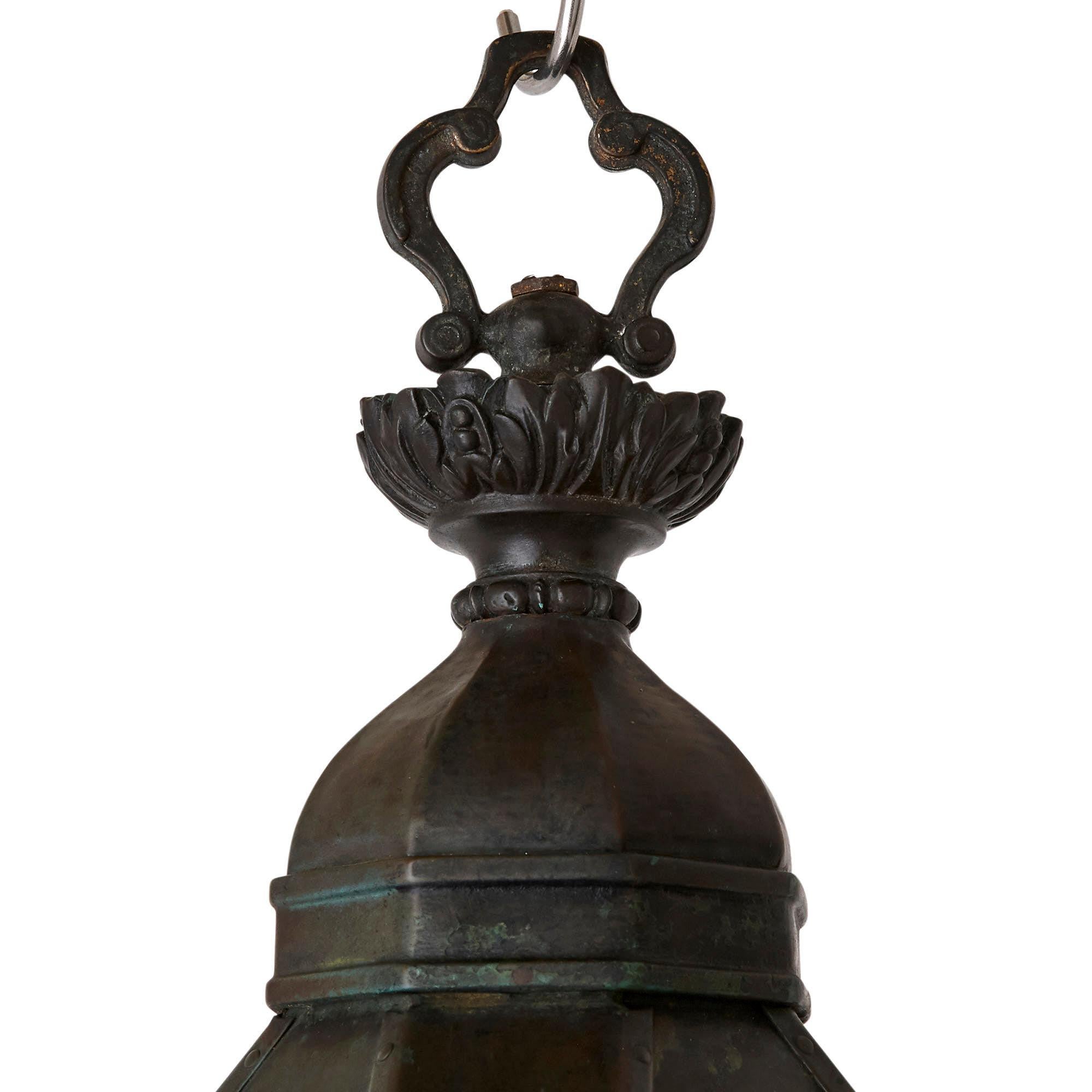 Patiné Lanterne à quatre lumières en laiton d'époque victorienne architecturale ancienne en vente
