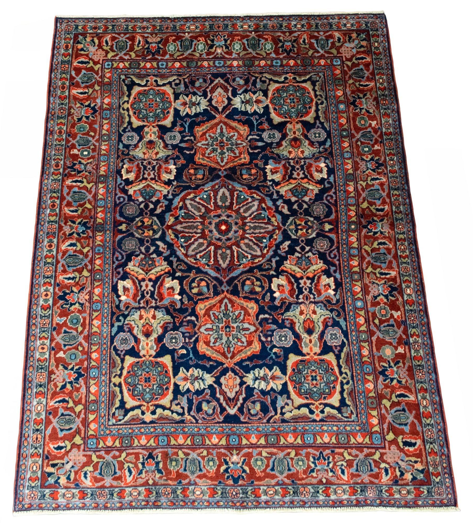 Magnifique tapis ancien d'Ardebil, tissé à la main vers 1920, avec un motif floral sur un fond indigo profond et une bordure rouge. Merveilleuses couleurs secondaires de verts, de rouges et de bleus et tapis ancien très décoratif.
Taille : 2,05m x