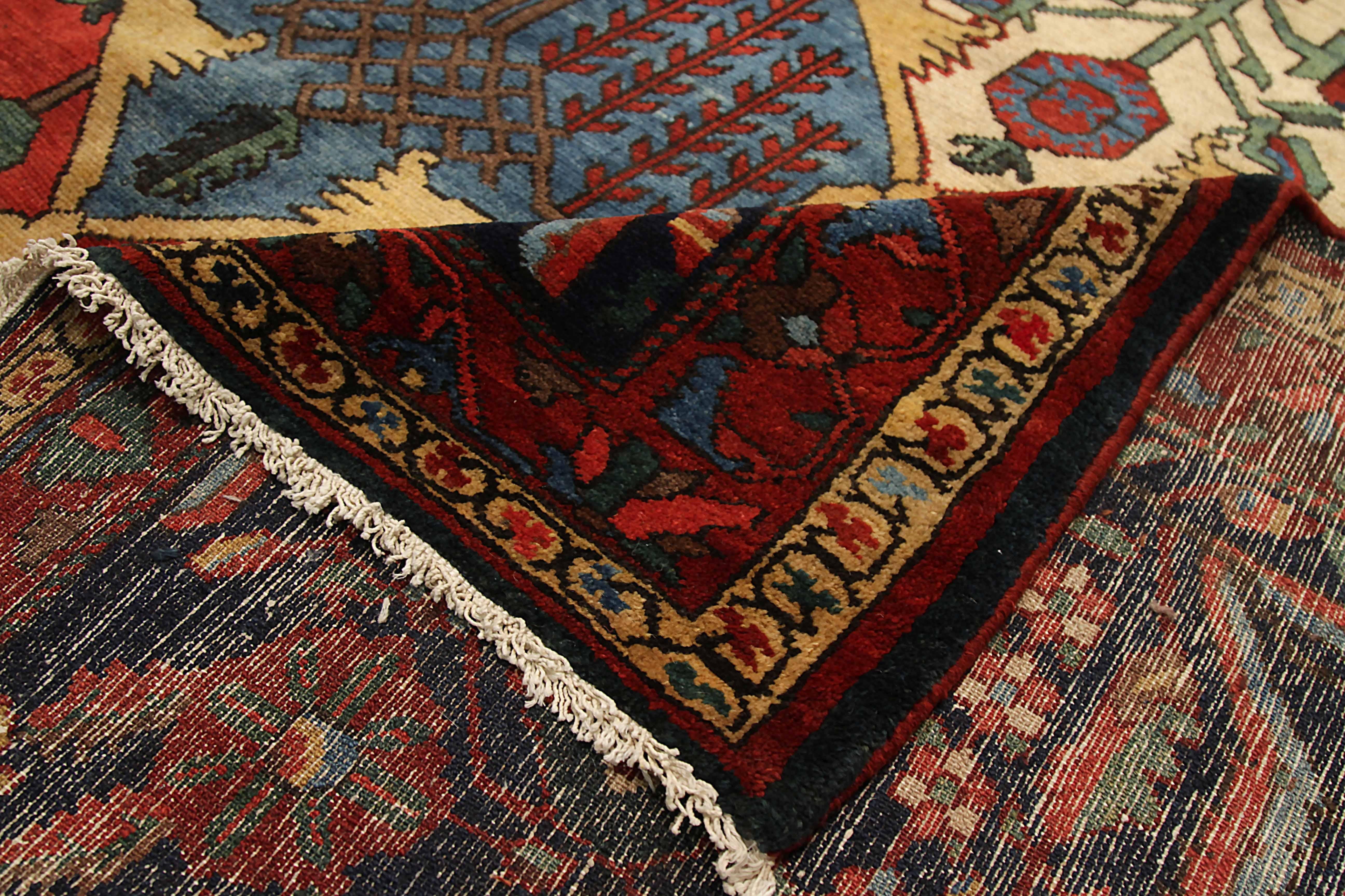 Antiker Teppich im Bakhtiar-Design (20. Jahrhundert) im Angebot