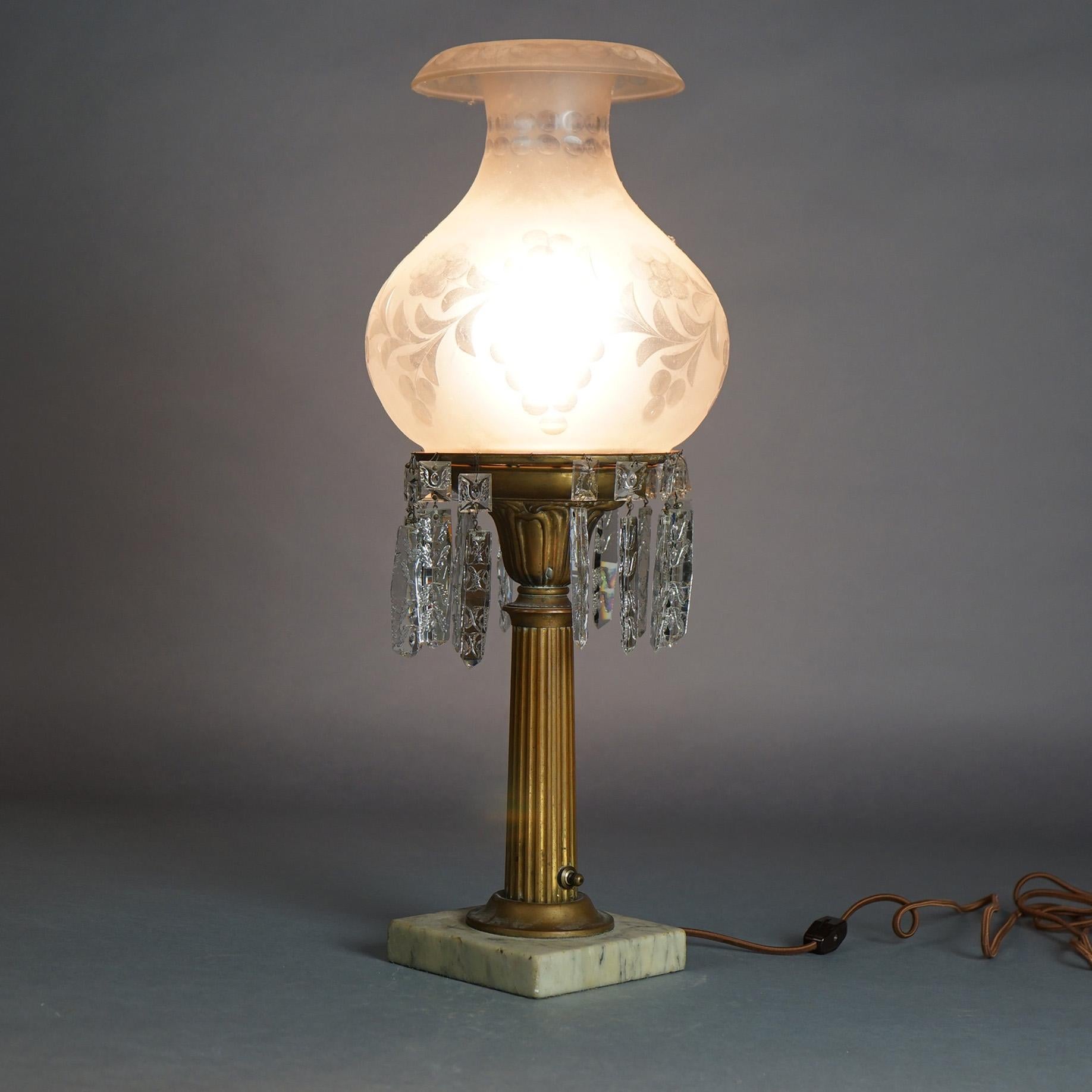 Lampe solaire ancienne en cristal Argand Sinumbra, bronze et laiton avec abat-jour en verre opalescent gravé de fleurs et base en marbre vers 1840

Mesures - 22 1/4