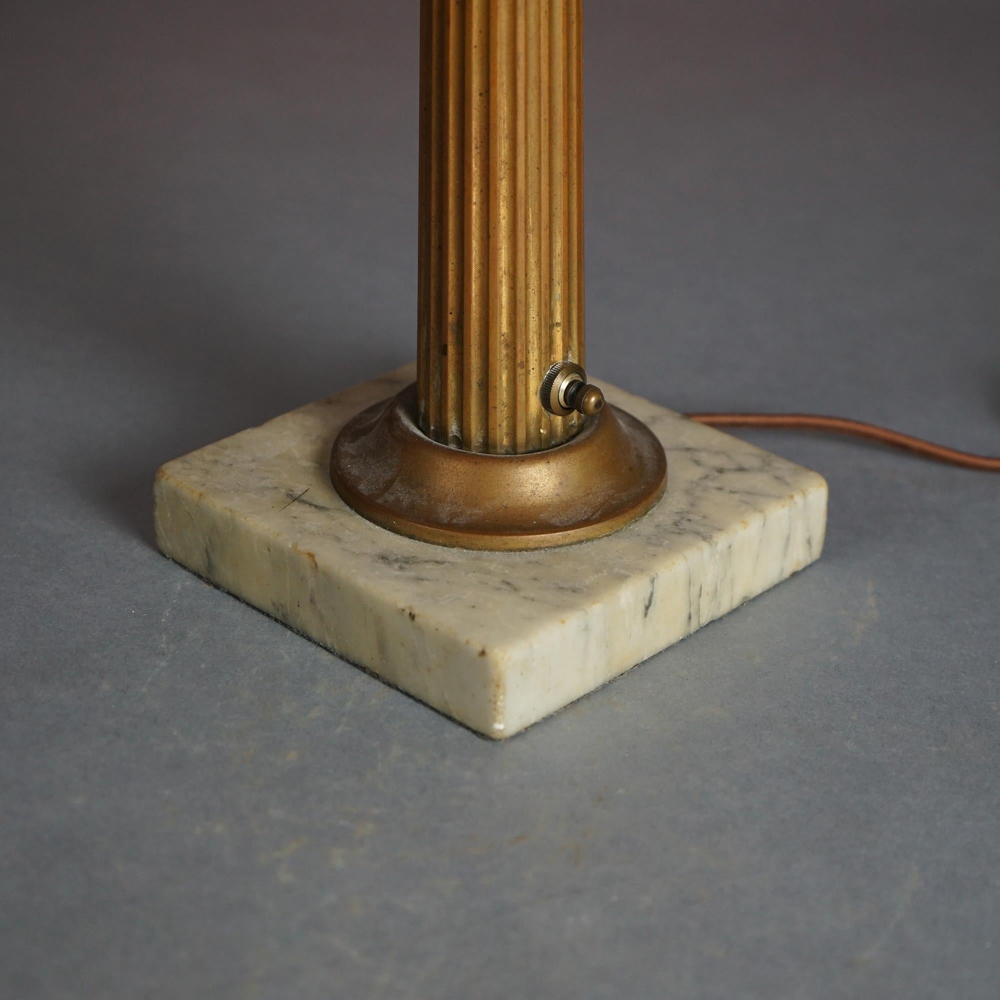 Lampe solaire Sinumbra ancienne en bronze et laiton avec abat-jour en verre opalescent Bon état - En vente à Big Flats, NY