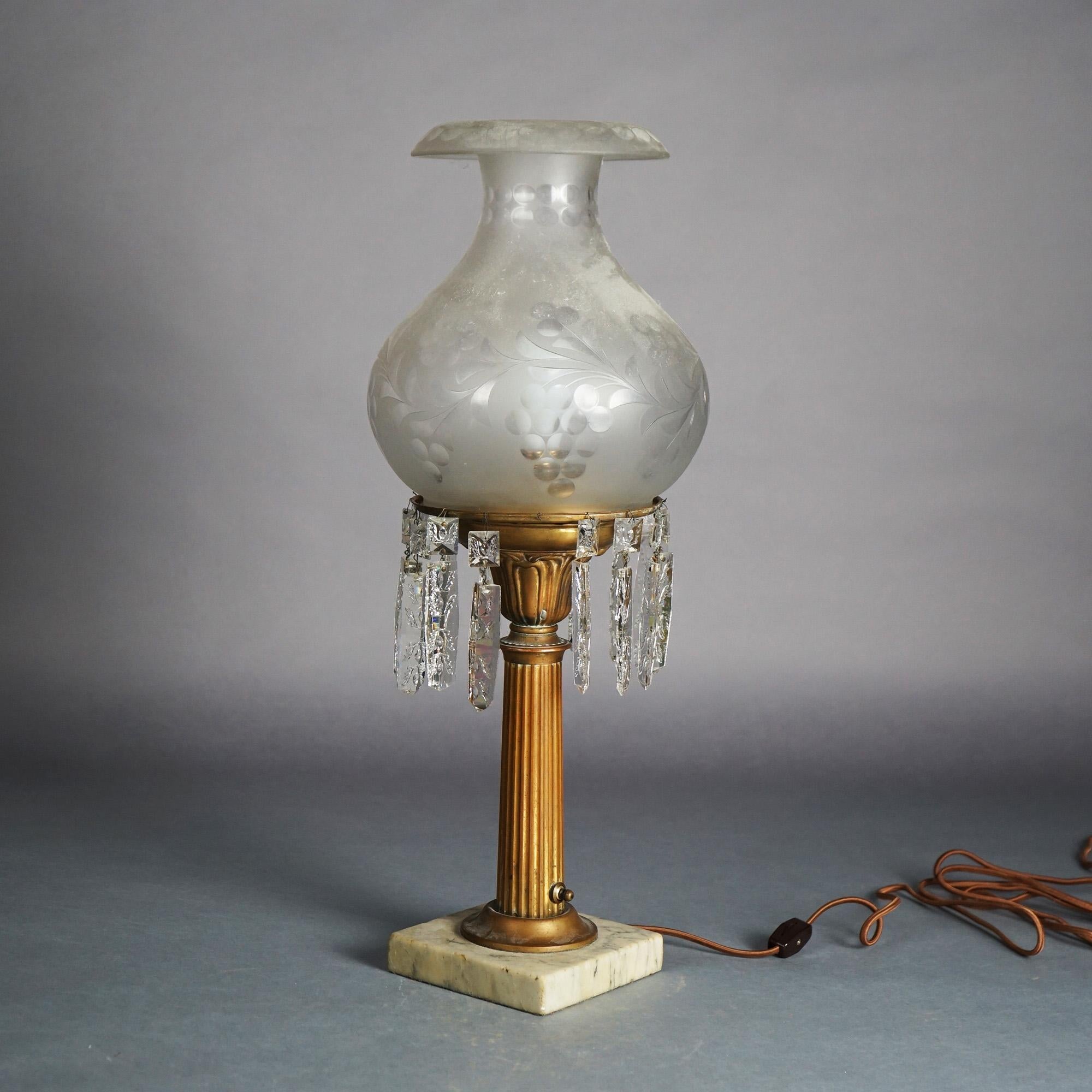 Laiton Lampe solaire Sinumbra ancienne en bronze et laiton avec abat-jour en verre opalescent en vente