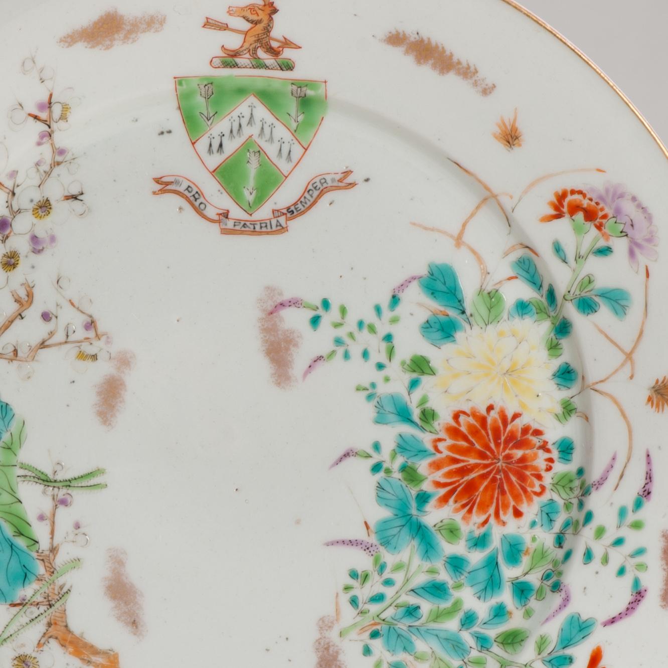 Nous partageons avec vous cette magnifique assiette de la fin du 19ème siècle, avec une peinture de grande qualité.
Il s'agit d'un plat armorié aux armes de Powell.
Le texte dit : Pro patria semper

La marque indique 