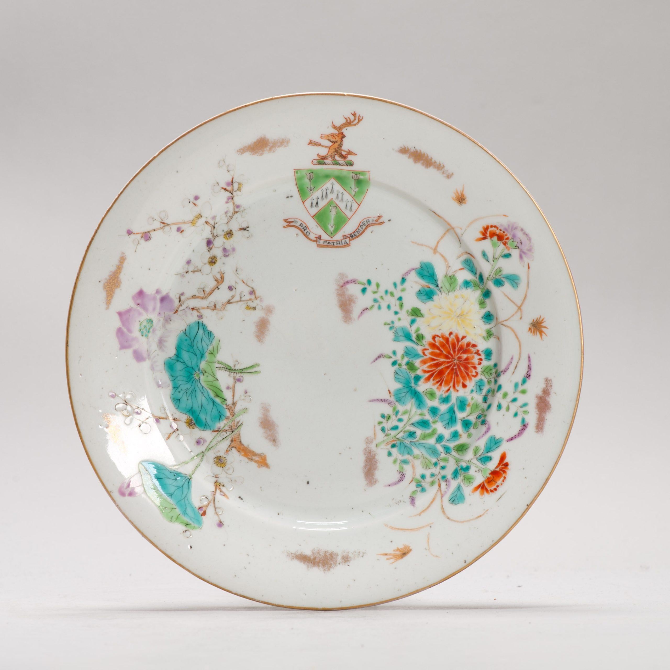 Assiette armoriée japonaise Arita du 19e siècle Meiji avec détails fins ARMS OF POWEL Bon état - En vente à Amsterdam, Noord Holland
