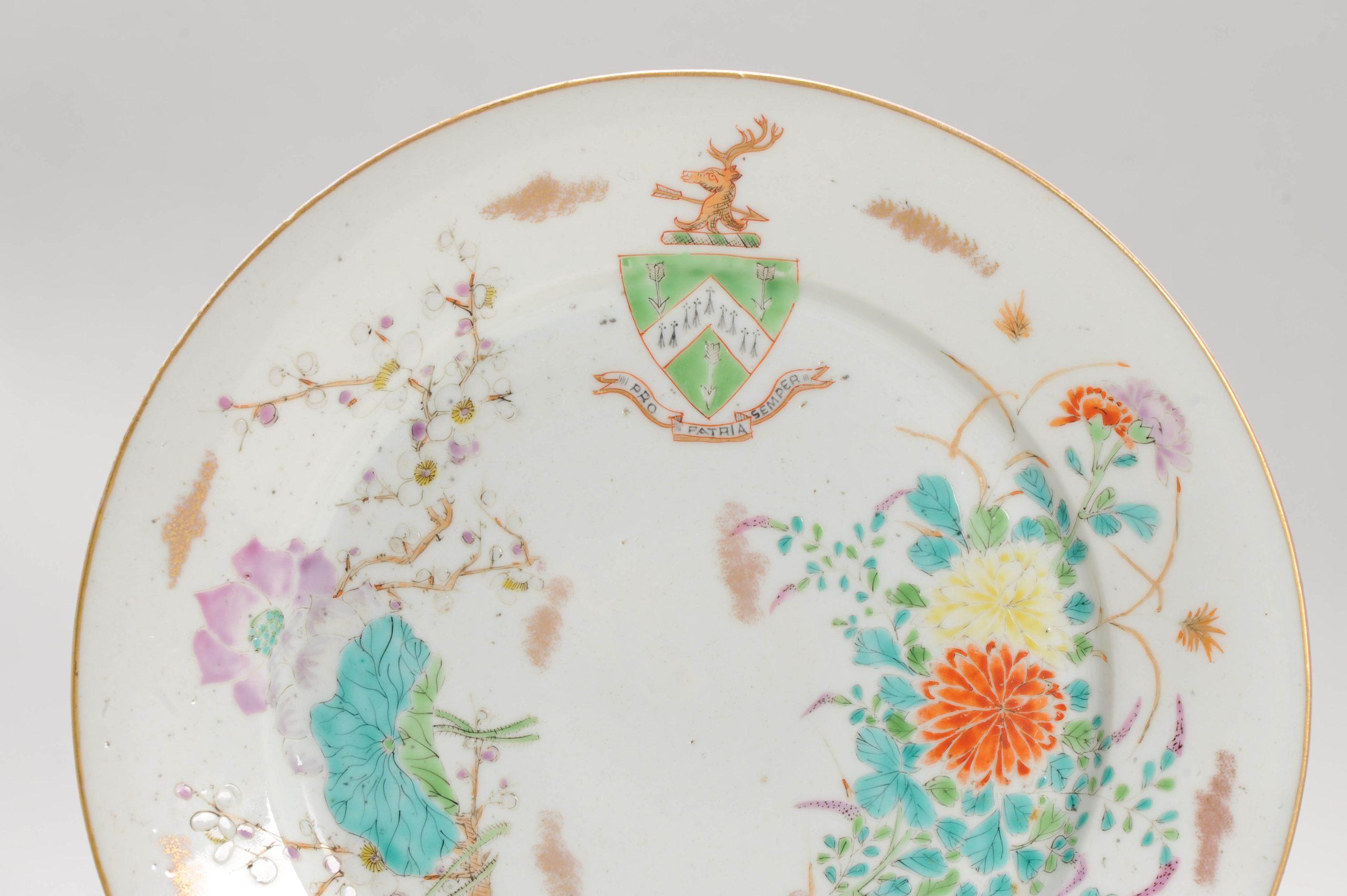 Porcelaine Assiette armoriée japonaise Arita du 19e siècle Meiji avec détails fins ARMS OF POWEL en vente