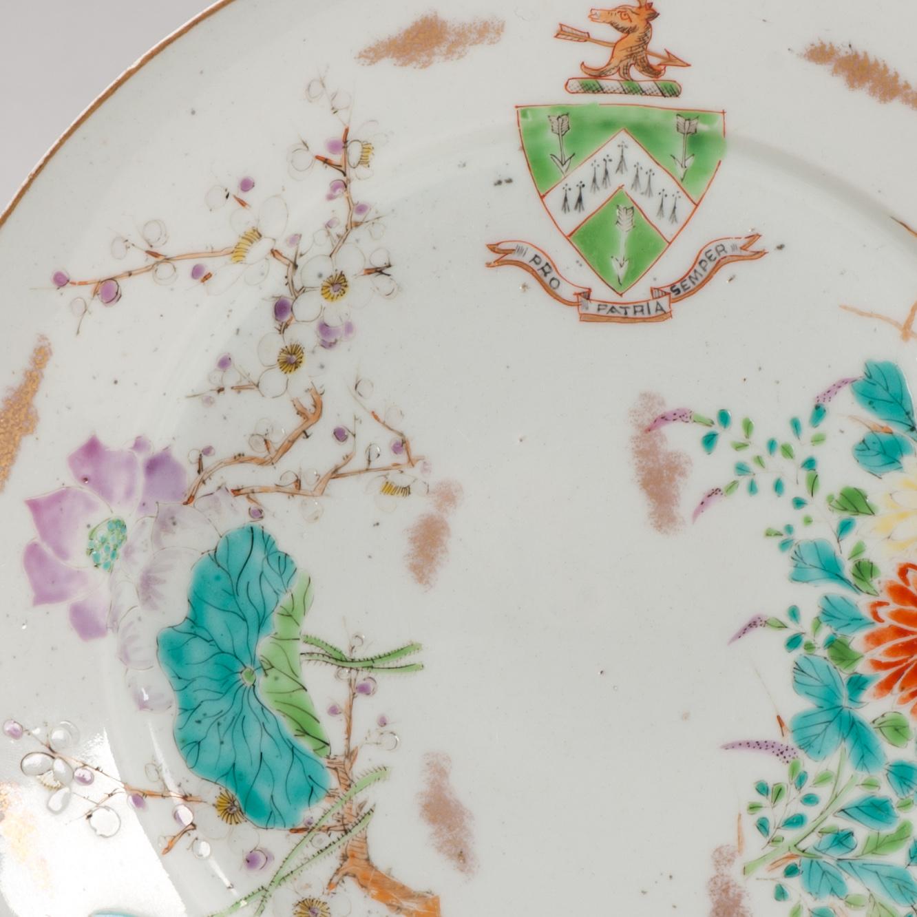 Assiette armoriée japonaise Arita du 19e siècle Meiji avec détails fins ARMS OF POWEL en vente 1