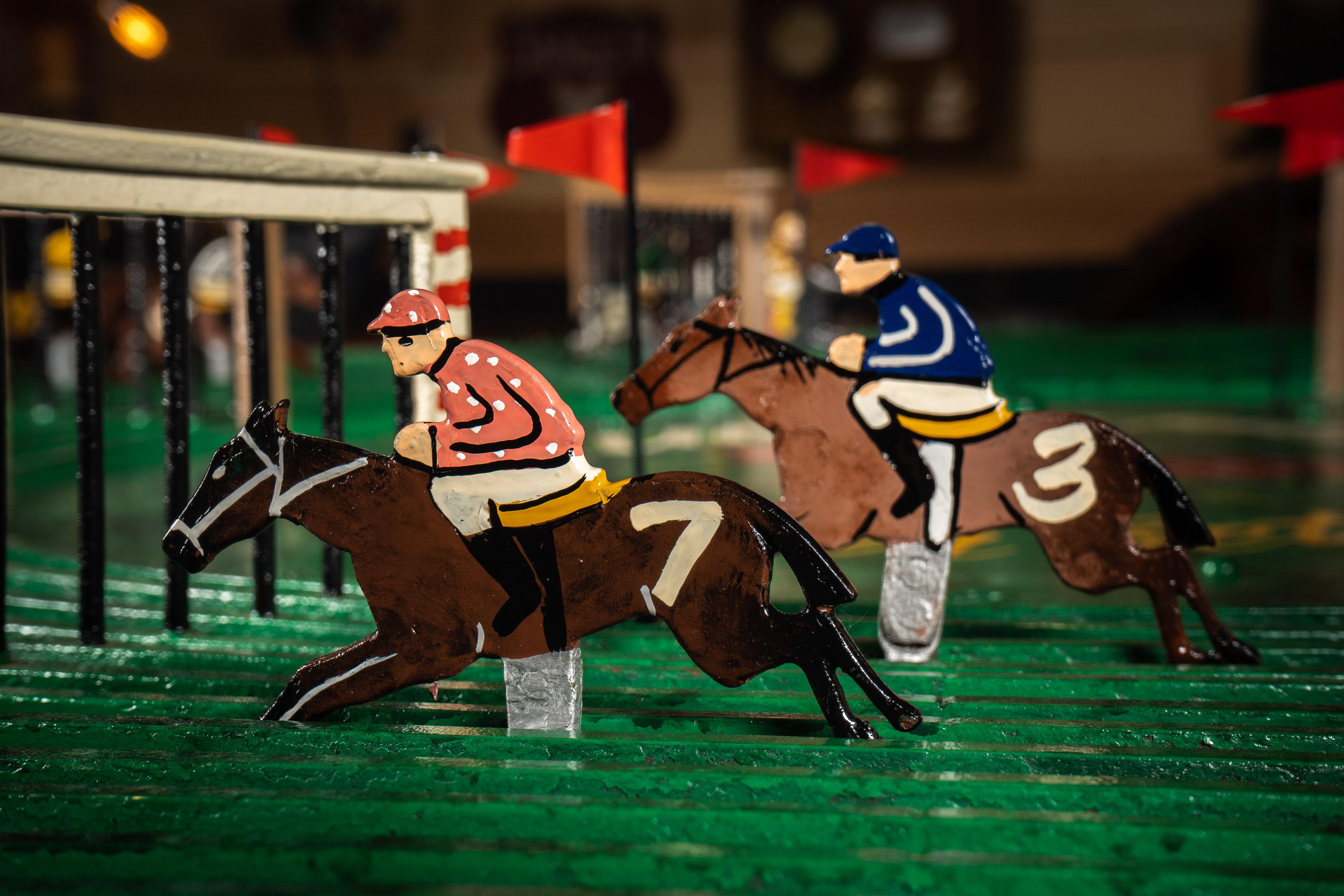 Antique Arlington Racetrack Thoroughbred Horse Racing Machine In Good Condition In Dekalb, IL