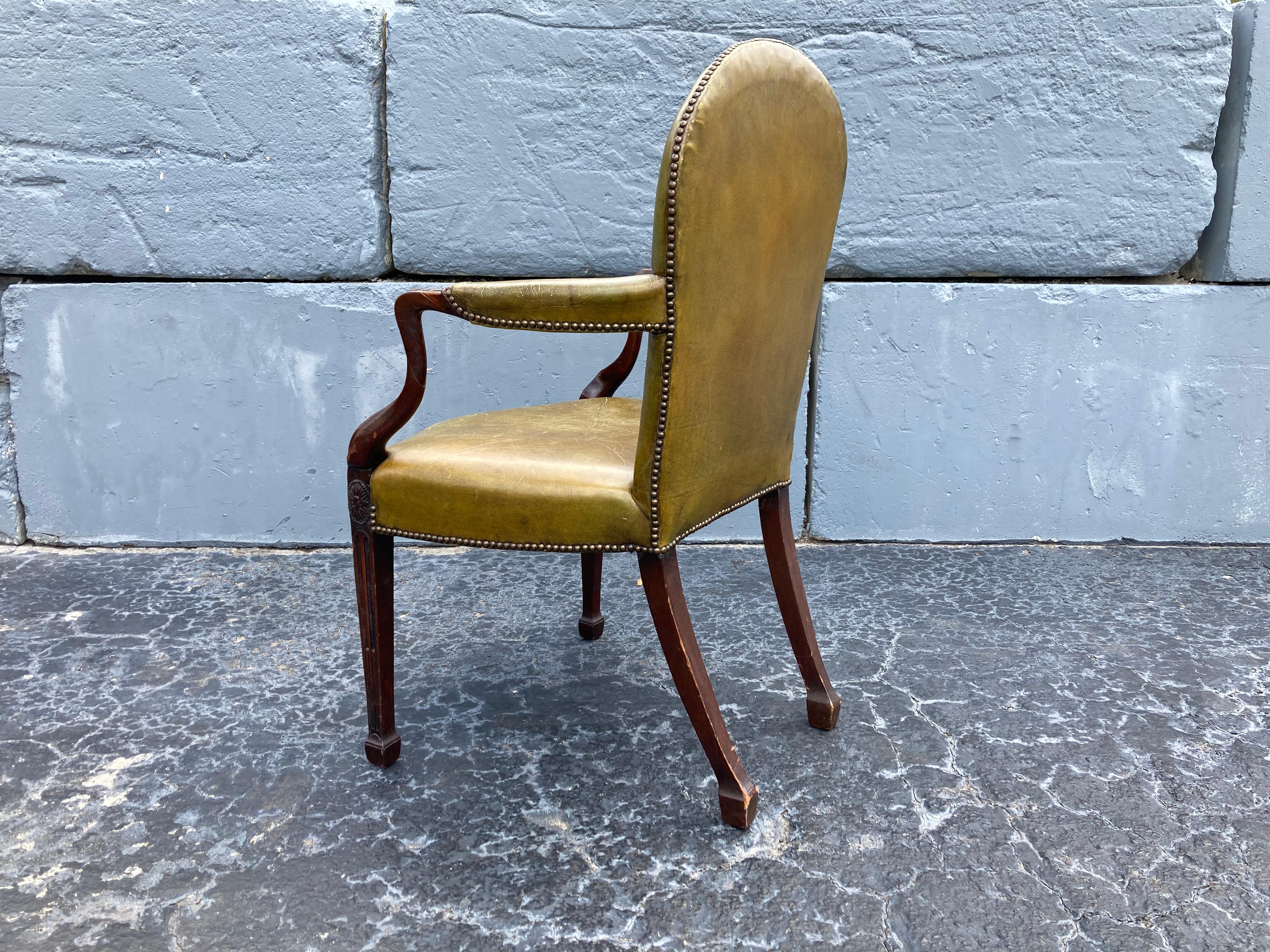 Fauteuil ancien, fauteuil de bureau en cuir vert en vente 1