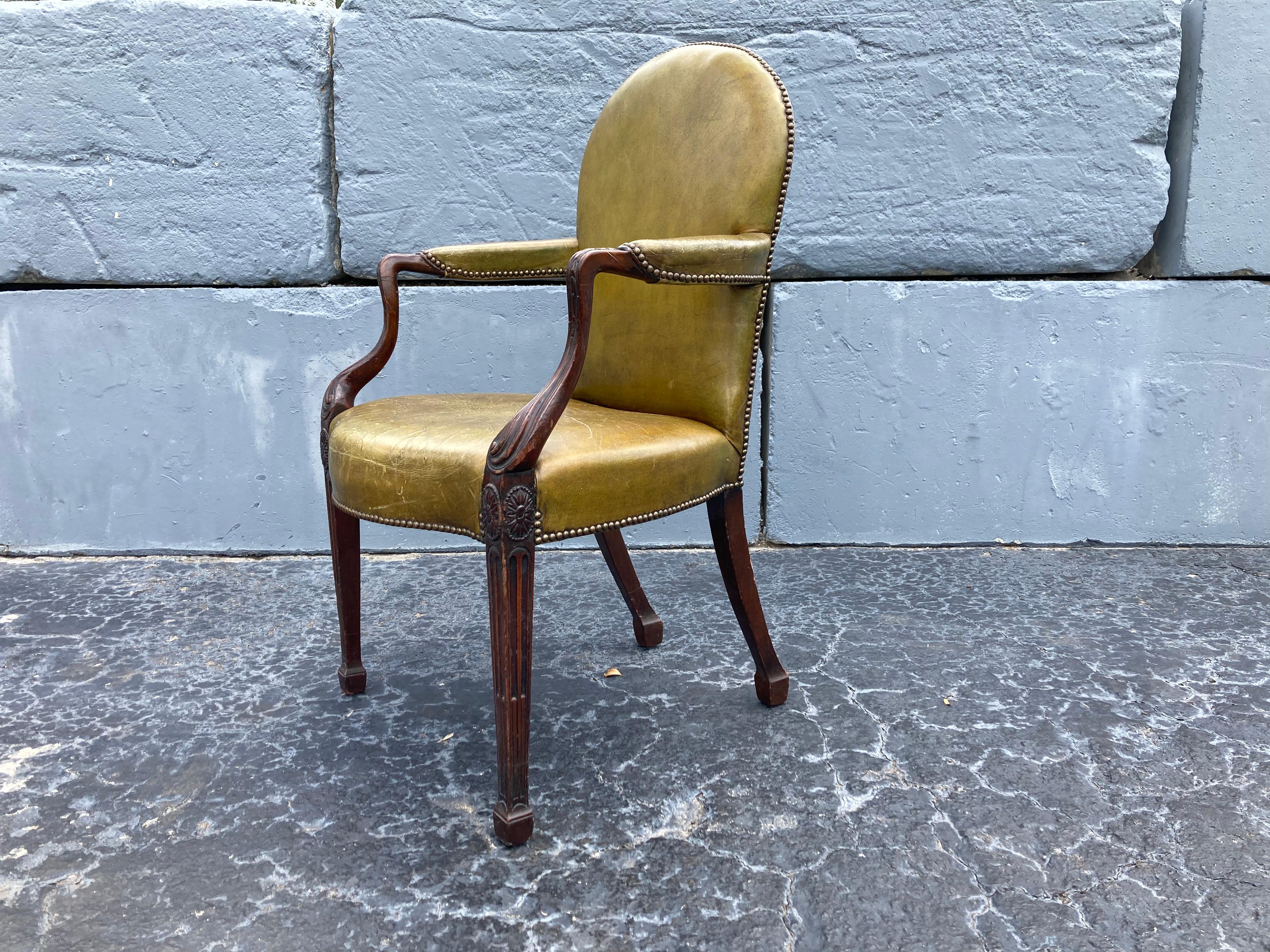 Fauteuil ancien, fauteuil de bureau en cuir vert en vente 3