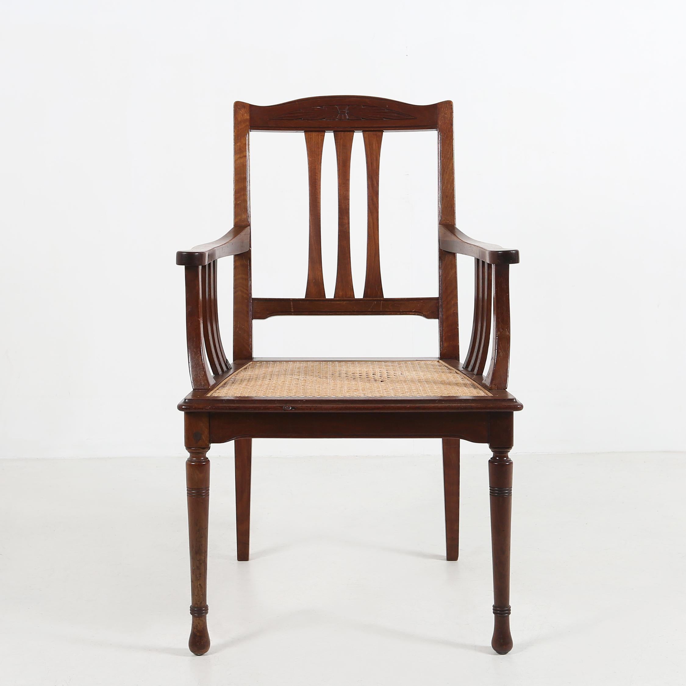 Fauteuil ancien en bois avec assise cannée entièrement restaurée. Vers 1890
