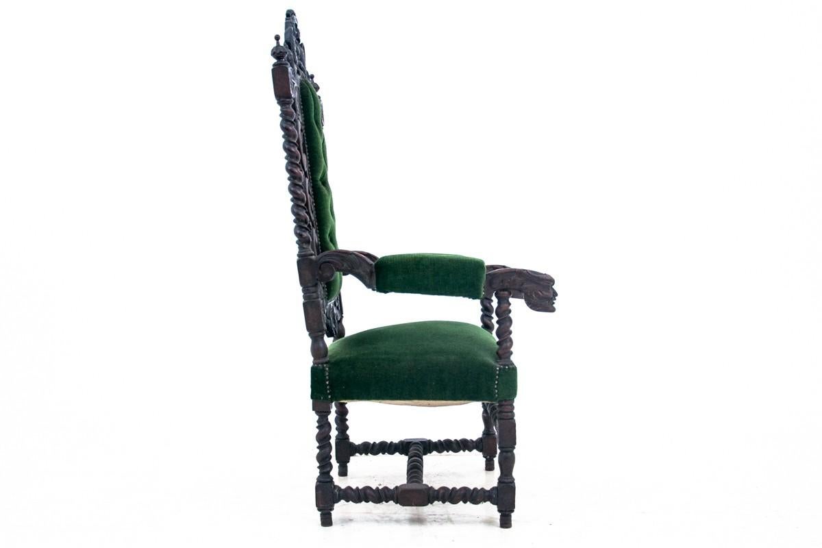Un fauteuil historique du tournant des XIXe et XXe siècles.

Dimensions : hauteur 139 cm / hauteur siège. 45 cm / largeur 69 cm / dep. 75.