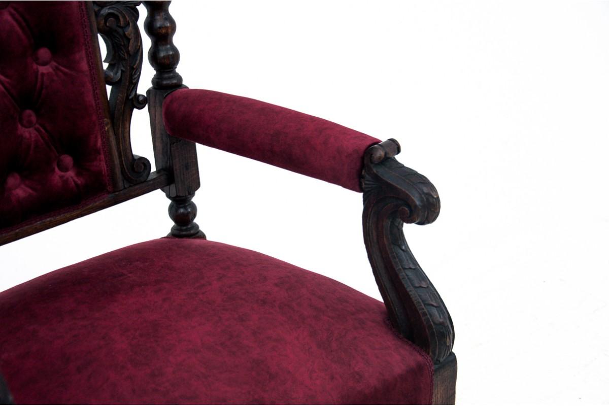 An antique armchair from around 1890.

Dimensions: height 127 cm / height of the seat. 49 cm / width 63 cm / dep. 58 cm.