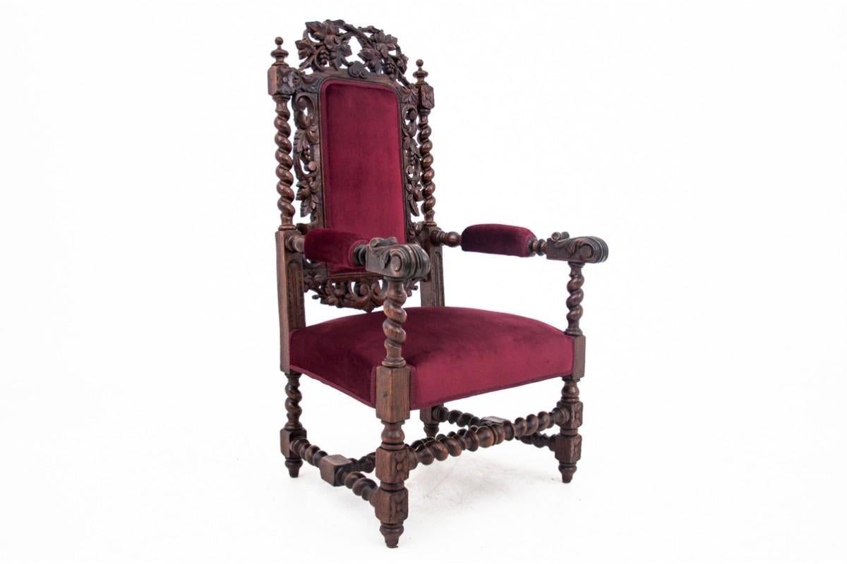 Sillón antiguo de finales del siglo XIX.

Dimensiones: altura 124 cm / altura del asiento 42 cm / anchura 68 cm / profundidad 70 cm

El sillón está en muy buen estado, tras una renovación profesional, el asiento y el respaldo se han recubierto con