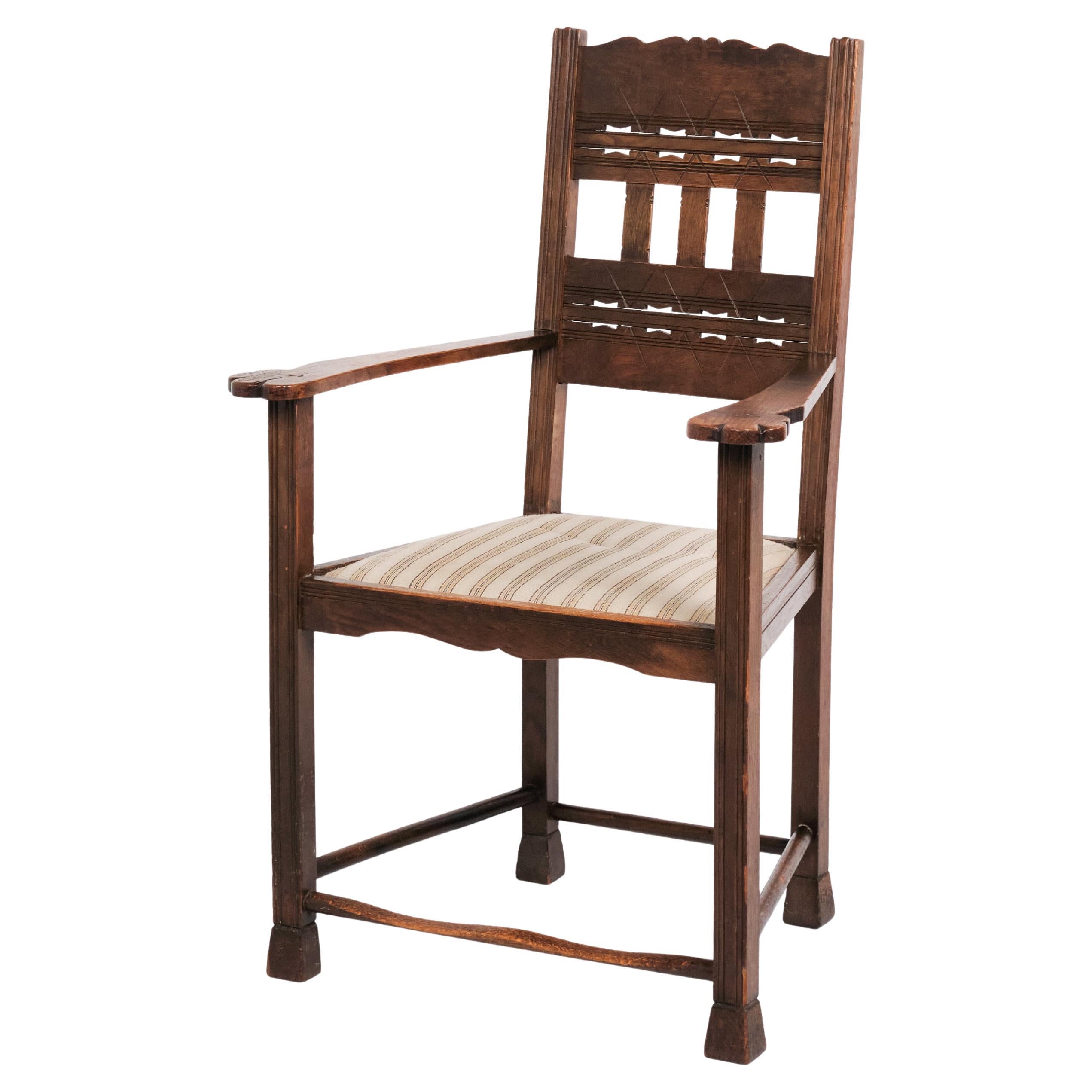 Fauteuil ancien en bois d
Oak Wood avec tapisserie rayée des années 1930 en vente