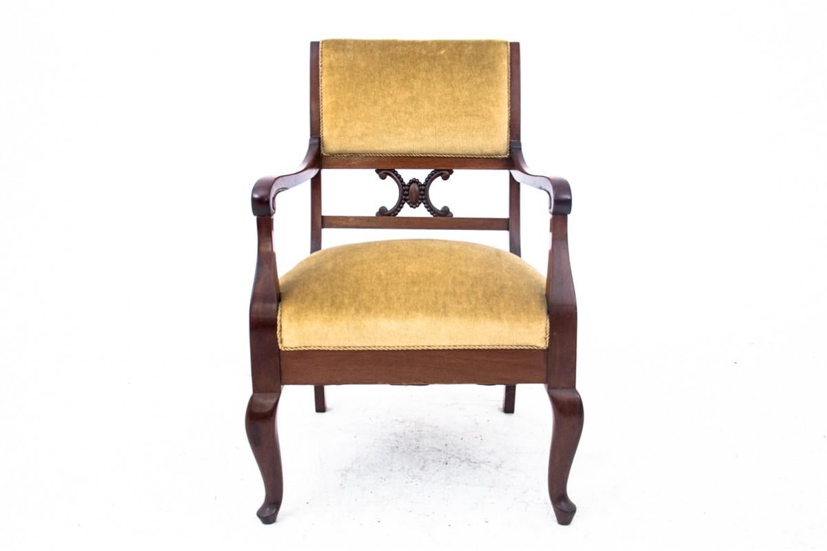 Antique armchair made of walnut wood.

Produced in Scandinavia in the early 20th century.

Very good condition, no objections.

New beige upholstery.

Dimensions: height 85 cm / seat height. 40 cm / width 60 cm / depth 62 cm