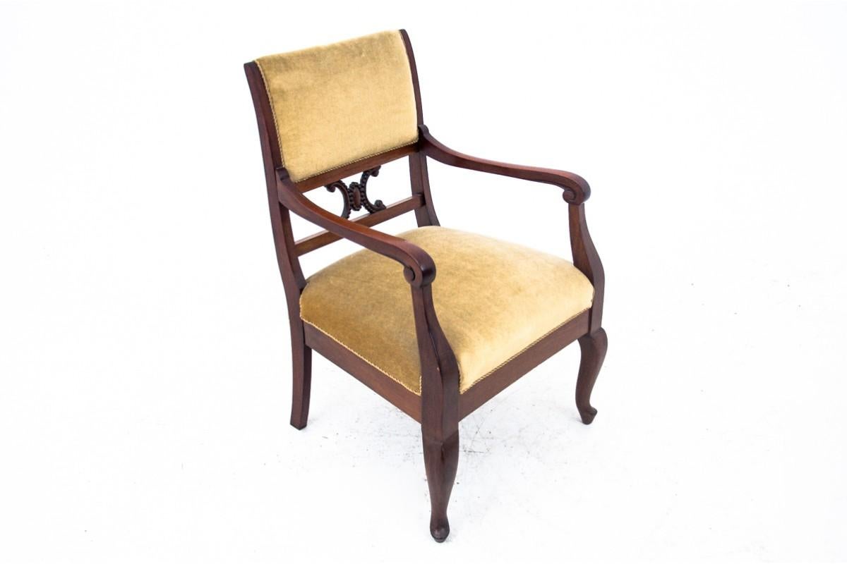 Sillón antiguo de madera de nogal.

Producido en Escandinavia a principios del siglo XX.

Muy buen estado, sin objeciones.

Tapicería beige nueva.

Dimensiones: altura 85 cm / altura asiento 40 cm / anchura 60 cm / profundidad 62 cm