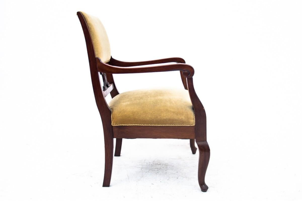 Walnut Antique armchair, Northern Europe, circa 1920. For Sale