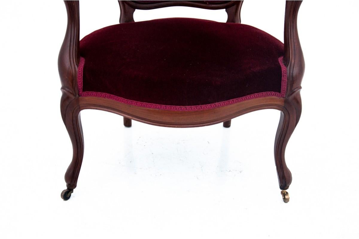 Walnut Antique armchair, Northern Europe, late 19th century. For Sale