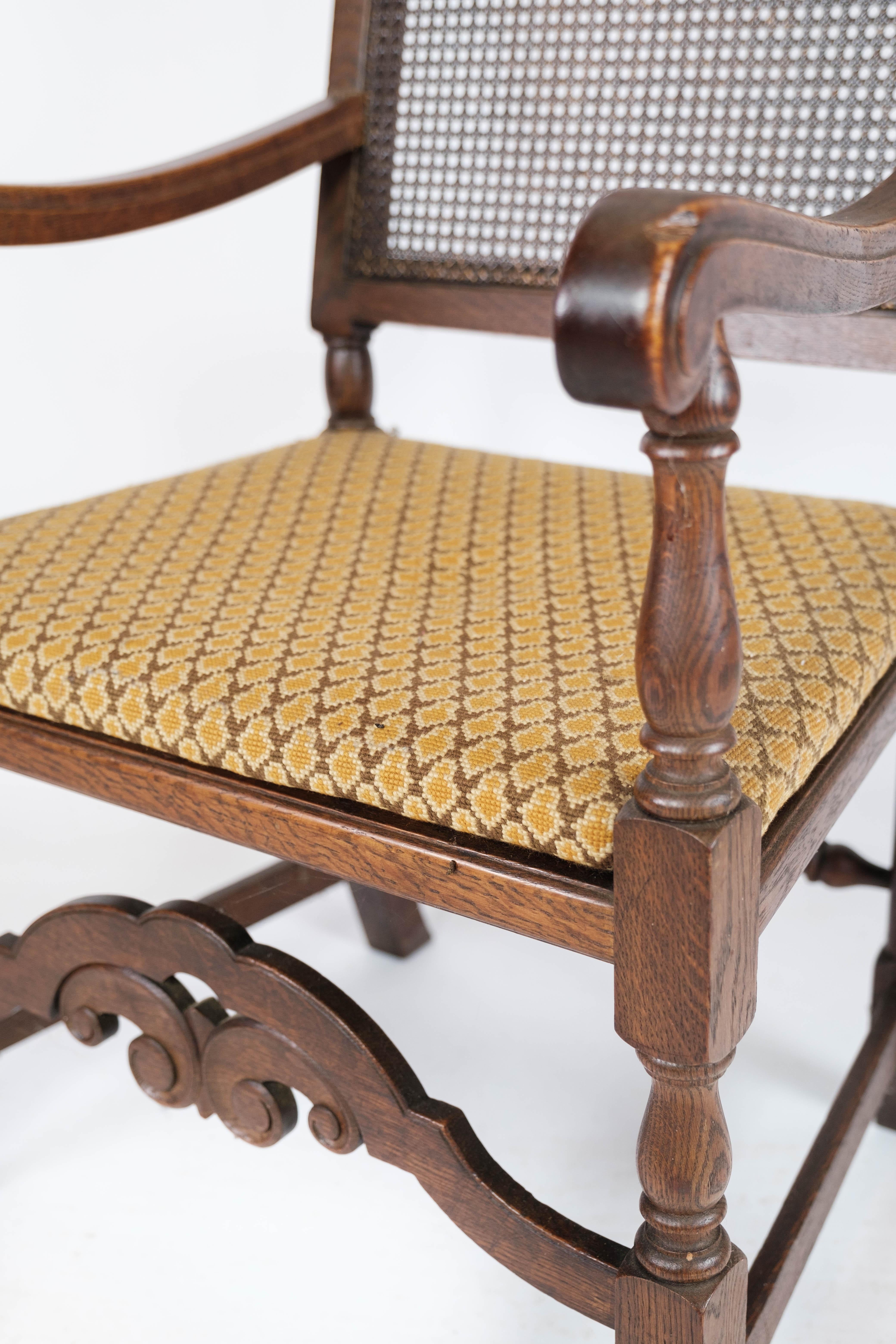 Antiker Sessel aus Eiche, mit Originalpolsterung aus hellem Stoff und Papierkordel, aus den 1920er Jahren.