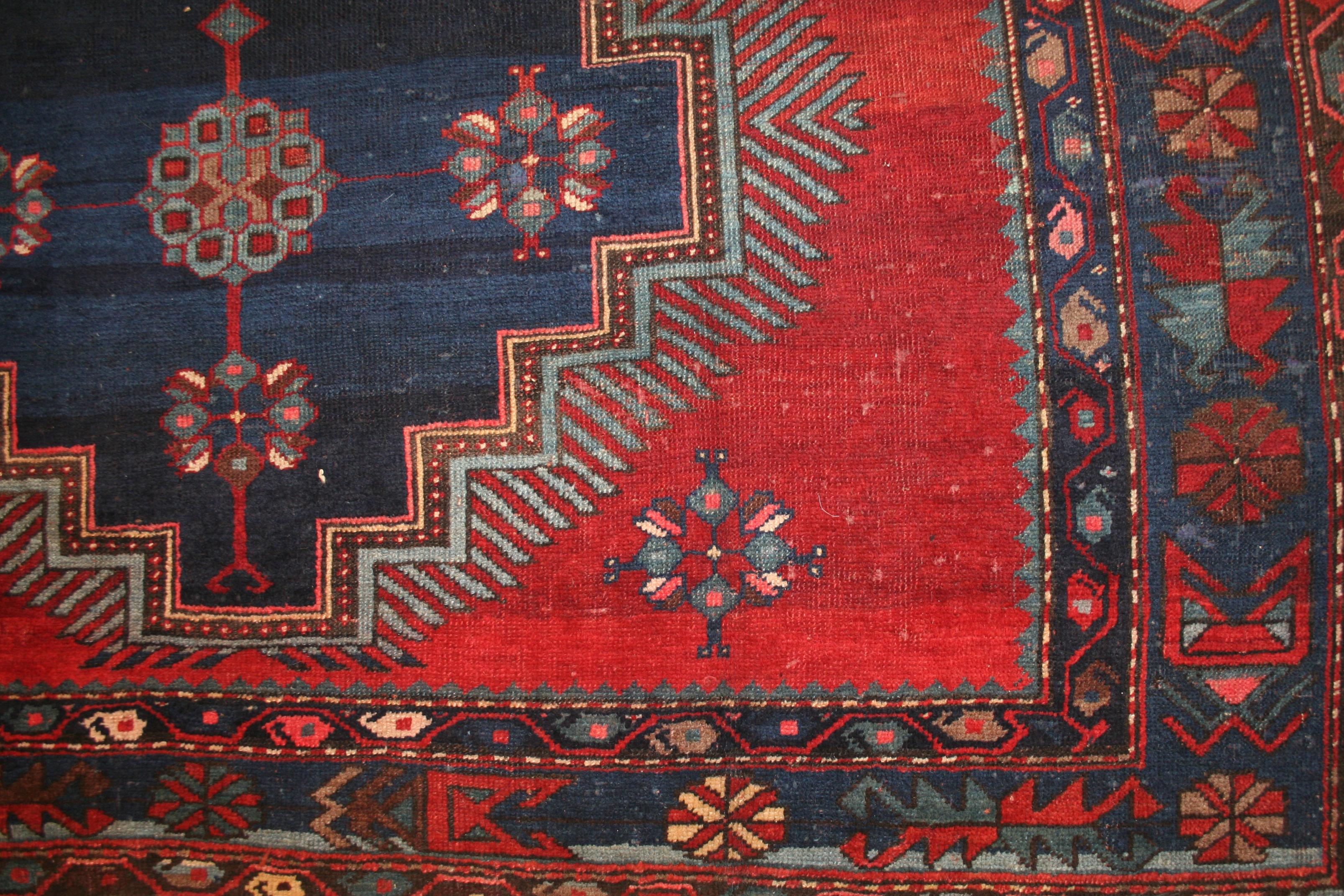 Las alfombras kazak armenias antiguas de la parte suroccidental del Cáucaso figuran hoy entre las más codiciadas por los coleccionistas de alfombras. Se distinguen característicamente por motivos geométricos abstractos procedentes de la antigua