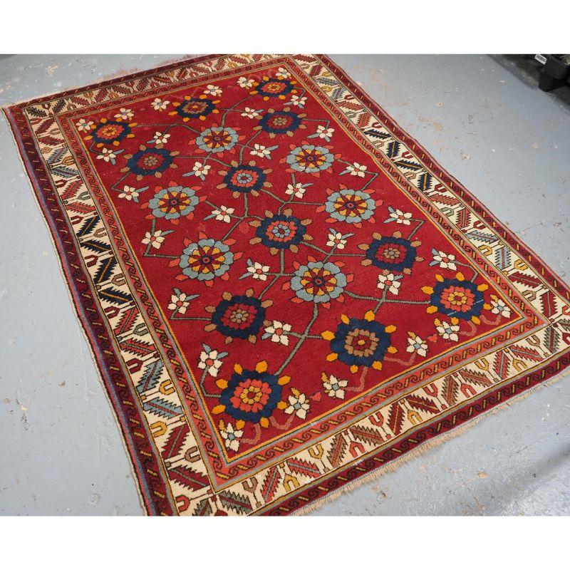 Antico tappeto armeno Erivan con disegno mina khani (molti fiori) su un fondo rosso madder.

Un buon tappeto Erivan con un disegno in grande scala del disegno floreale mina khani, con i fiori in blu indaco scuro e chiaro. Il classico bordo avorio