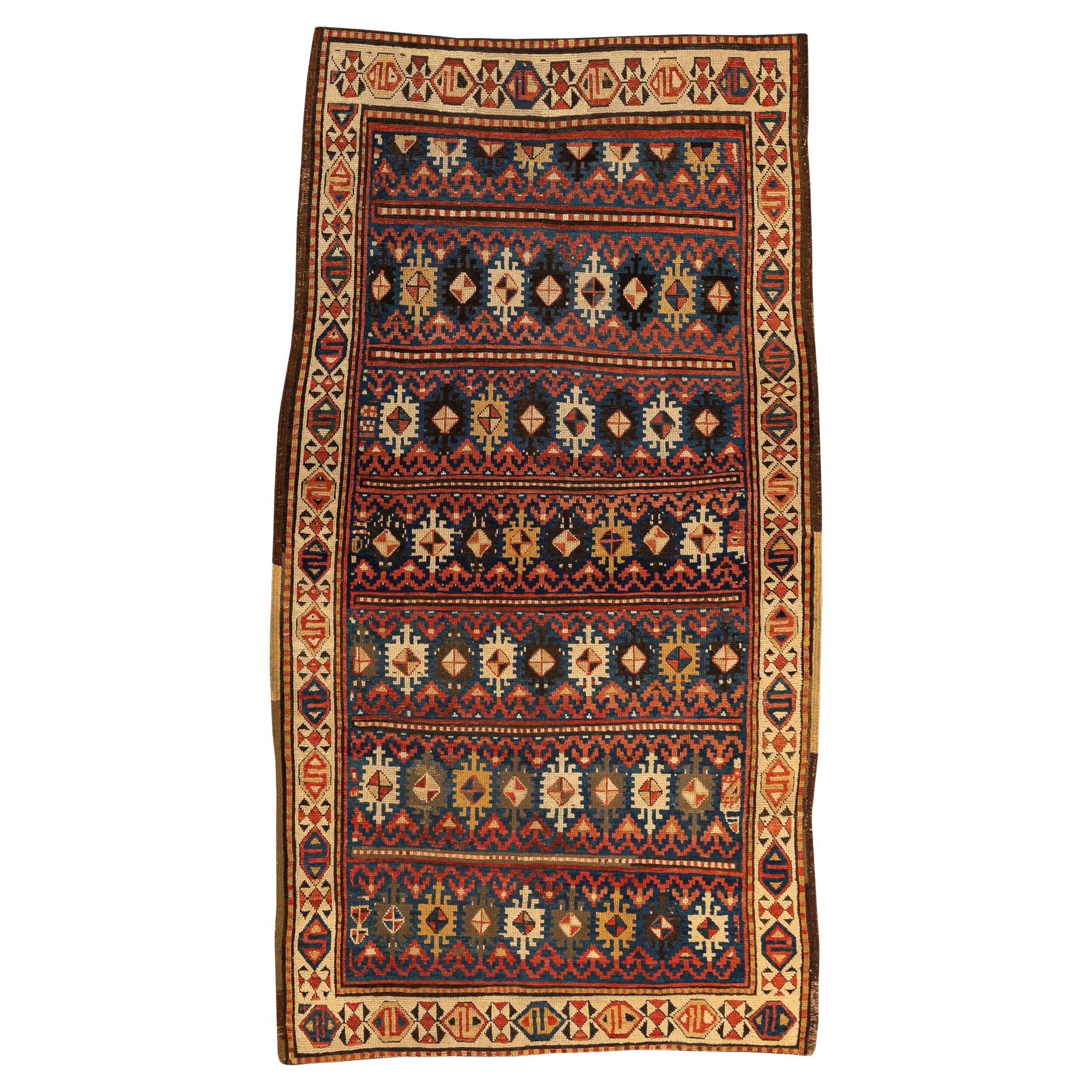 Armenisch-Kasachisch - Zentralkaukasus
Dies ist ein einzigartiger Teppich, der sich von den klassischen kaukasischen Teppichen unterscheidet. Es enthält sieben Reihen mit bunten geometrischen Figuren, die aus gezackten Quadraten mit Rauten in der