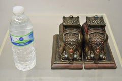 Paire de serre-livres indiens anciens en bronze recouverts d'une armure d'éléphant et de métal