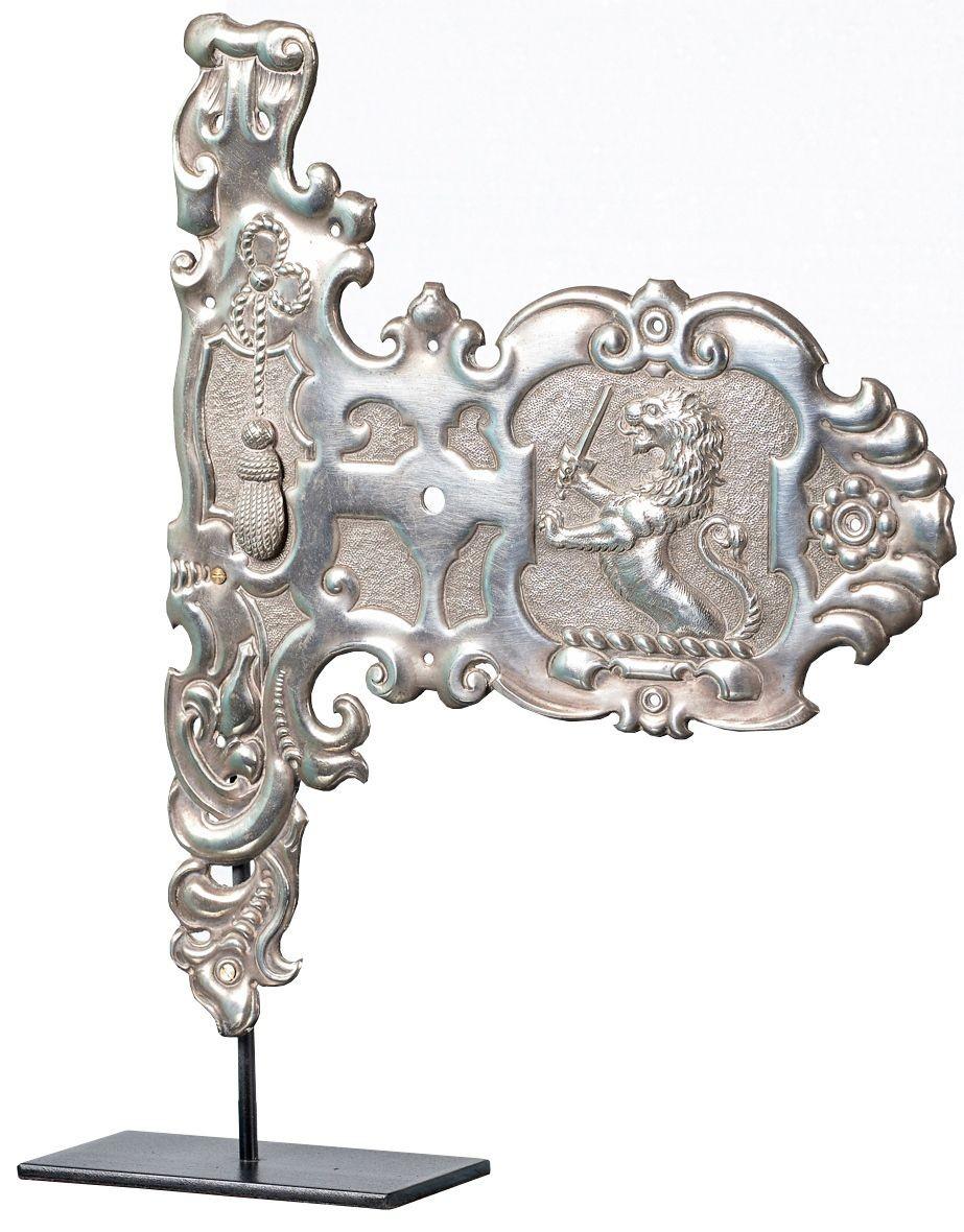 Antique Armorial door Escutcheon plate. A white metal armorial door escutcheon plate with engraved detail, featuring the City of Londons lion crest.
 
Additional dimensions
Plate
Height 42 cm
Width 35 cm
Depth 0.5 cm.