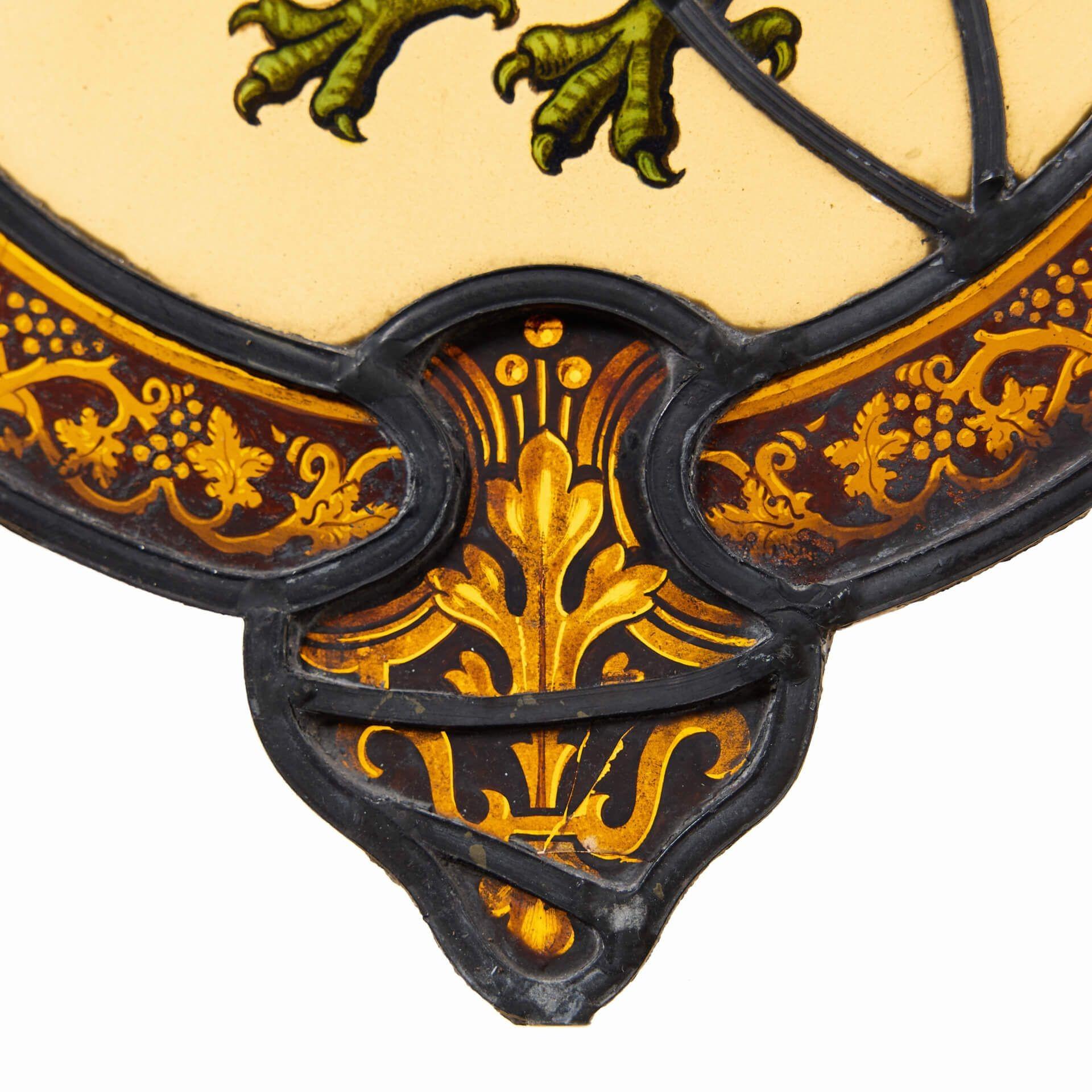 Inglese Antico pannello in vetro colorato con drago armoriale in vendita